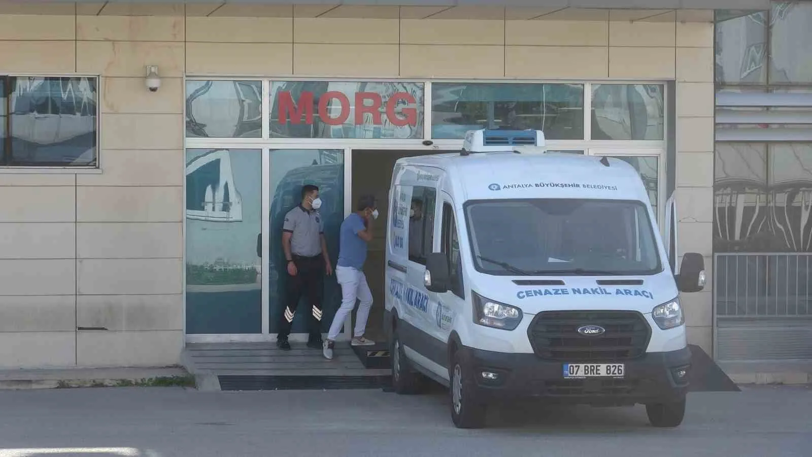 ANTALYA'NIN DEMRE İLÇESİNE ARKADAŞLARI İLE BİRLİKTE TATİL İÇİN GELİP TEKNE TURUNA ÇIKAN 45 YAŞINDAKİ ADAMIN, AÇIKTA DEMİRLEDİKTEN SONRA GECE SAATLERİNDE TEKNEDE OLMADIĞI ANLAŞILDI. SAHİL GÜVENLİK EKİPLERİNİN 4 GÜN SÜREN ARAMA ÇALIŞMASININ ARDINDAN CANSIZ BEDENİNE SUDA ULAŞILDI.
