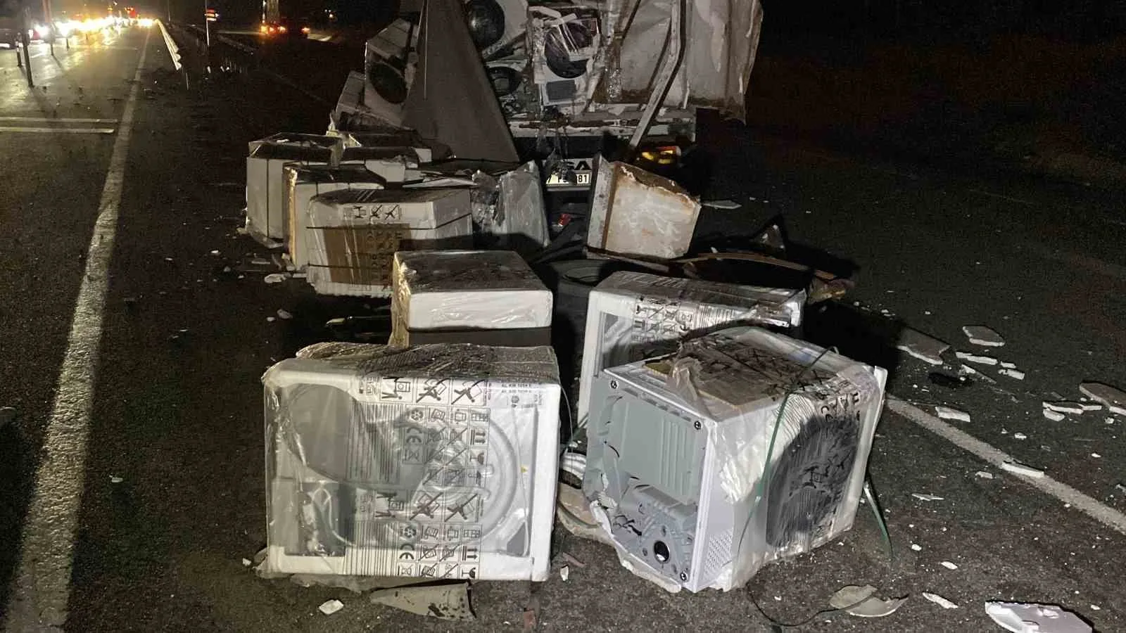 ELAZIĞ’DA 3 TIRIN ÇARPIŞMASI SONUCU ORTALIK ADETA SAVAŞ ALANINA DÖNDÜ. KAZADA, 1 KİŞİ HAYATINI KAYBETTİ.