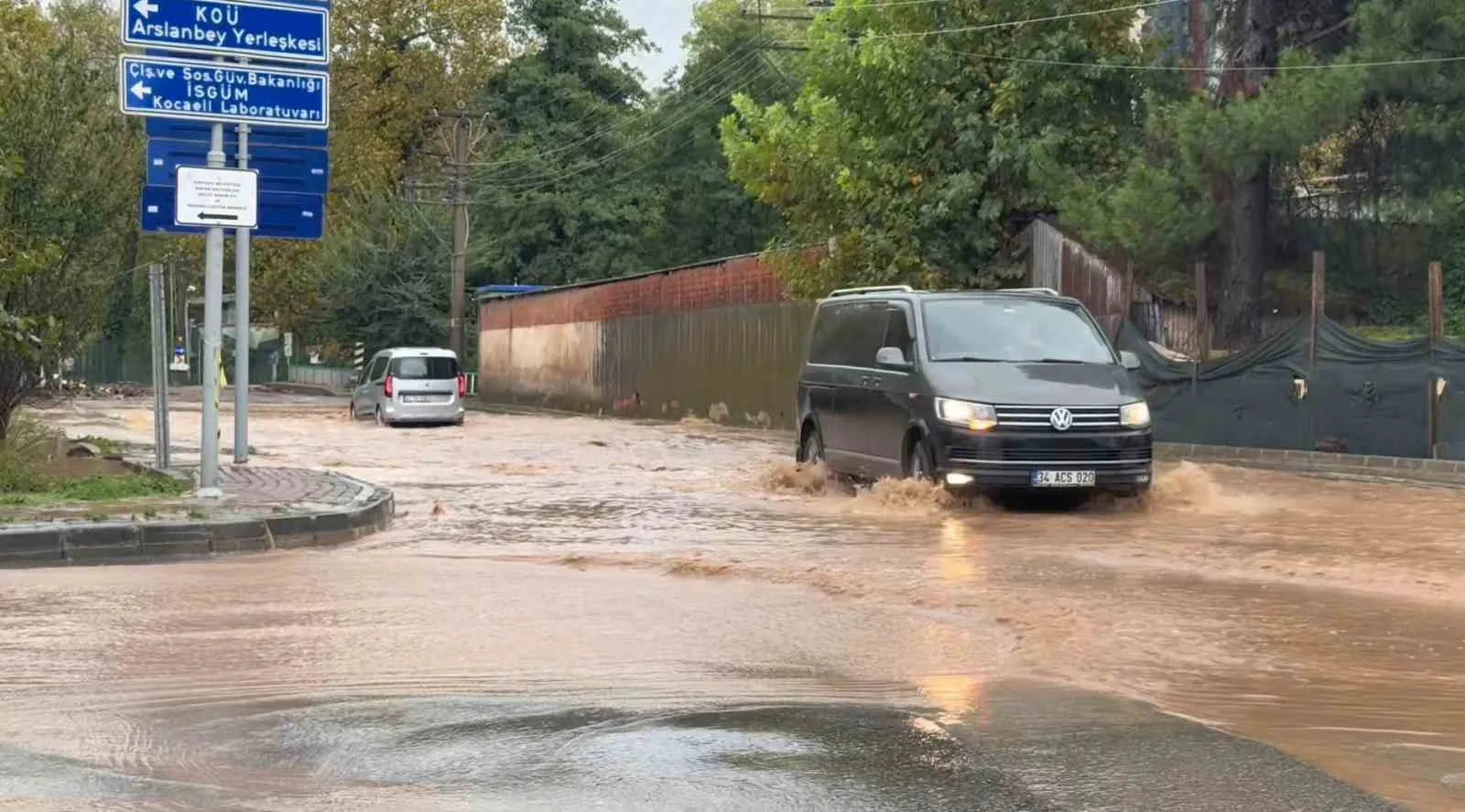 BAŞİSKELE İLÇESİNDE SAĞANAK YAĞIŞ NEDENİYLE CADDE, SOKAK, EV, DEPO VE SERALAR SULAR ALTINDA KALDI