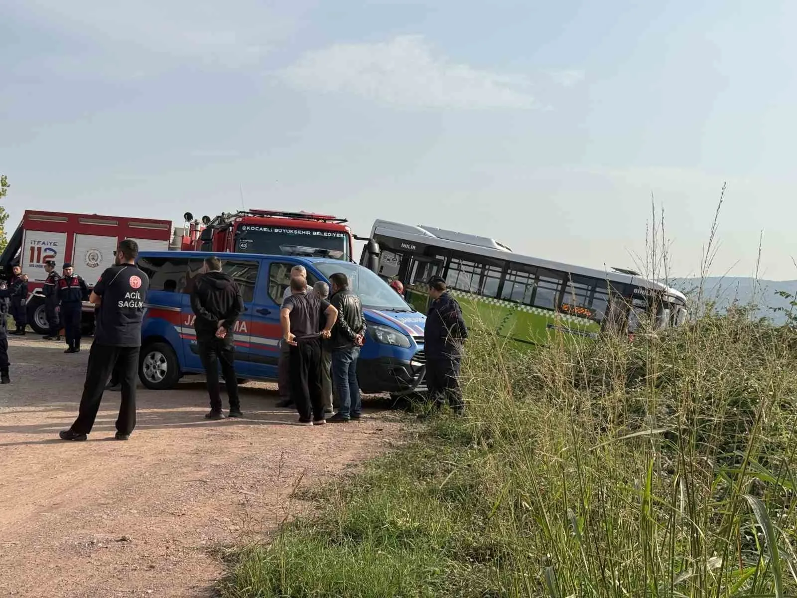 İZMİT İLÇESİNDE ÖZEL HALK OTOBÜSÜ SÜRÜCÜSÜ, SON DURAĞA ULAŞIP ARACINDAN İNDİKTEN SONRA HENÜZ BİLİNMEYEN BİR SEBEPLE OTOBÜSÜN ALTINDA KALARAK HAYATINI KAYBETTİ.