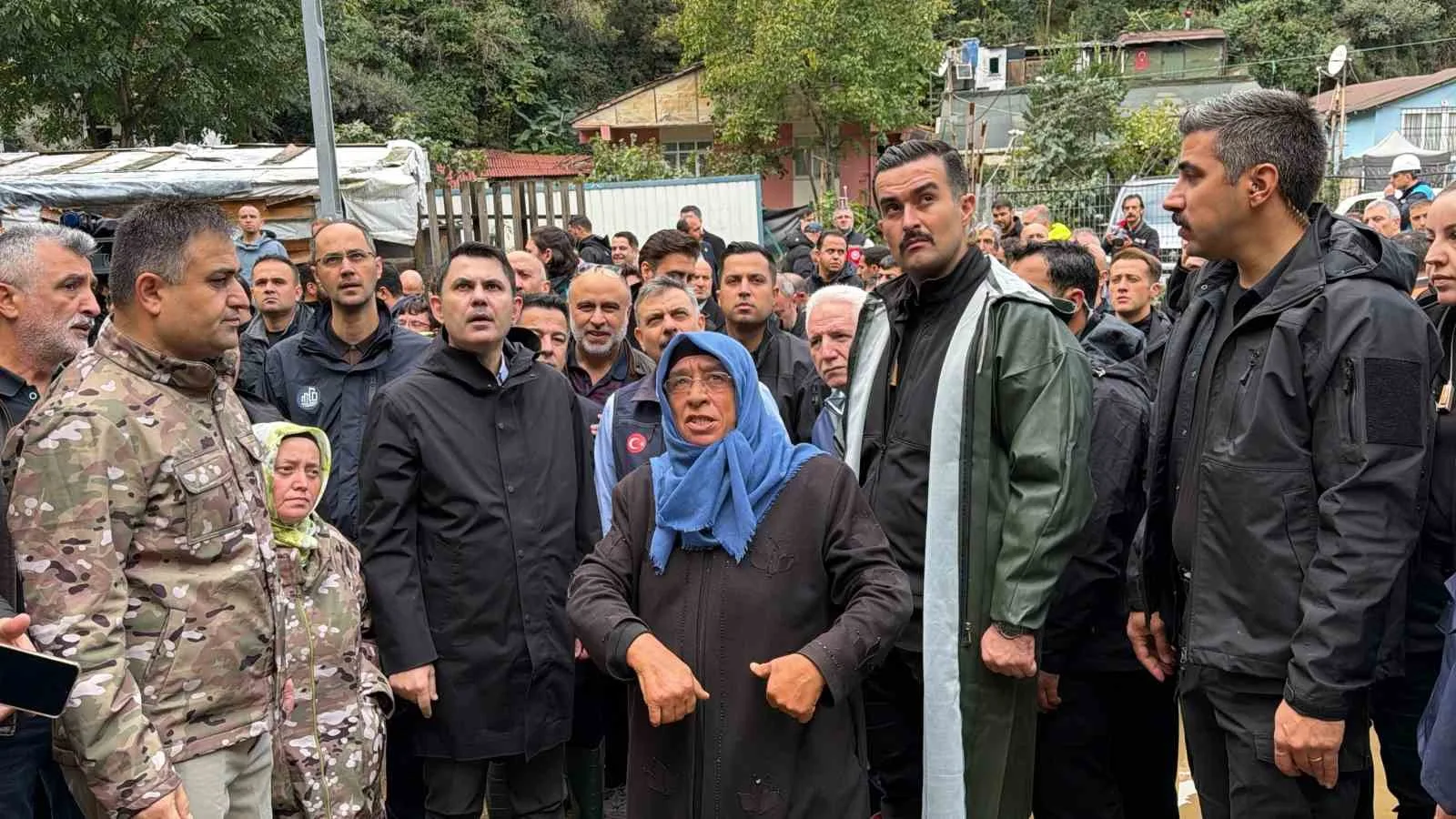 ÇEVRE, ŞEHİRCİLİK VE İKLİM DEĞİŞİKLİĞİ BAKANI MURAT KURUM İLE İÇİŞLERİ BAKANI MUSTAFA ÇİFTÇİ, SEL FELAKETİNİN YAŞANDIĞI SARIYER AYAZAĞA'DA İNCELEMELERDE BULUNDU.