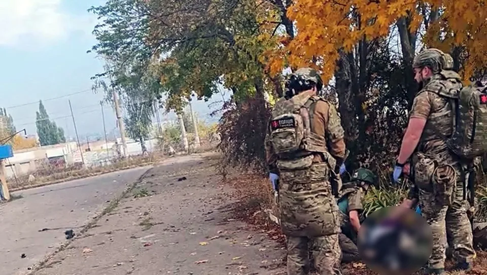 RUSYA, UKRAYNA'NIN KRAMATORSK KENTİNDE OTOBÜS DURAĞINI VURMASI SONUCU 12 KİŞİ HAYATINI KAYBETTİ, 14 KİŞİ DE YARALANDI.