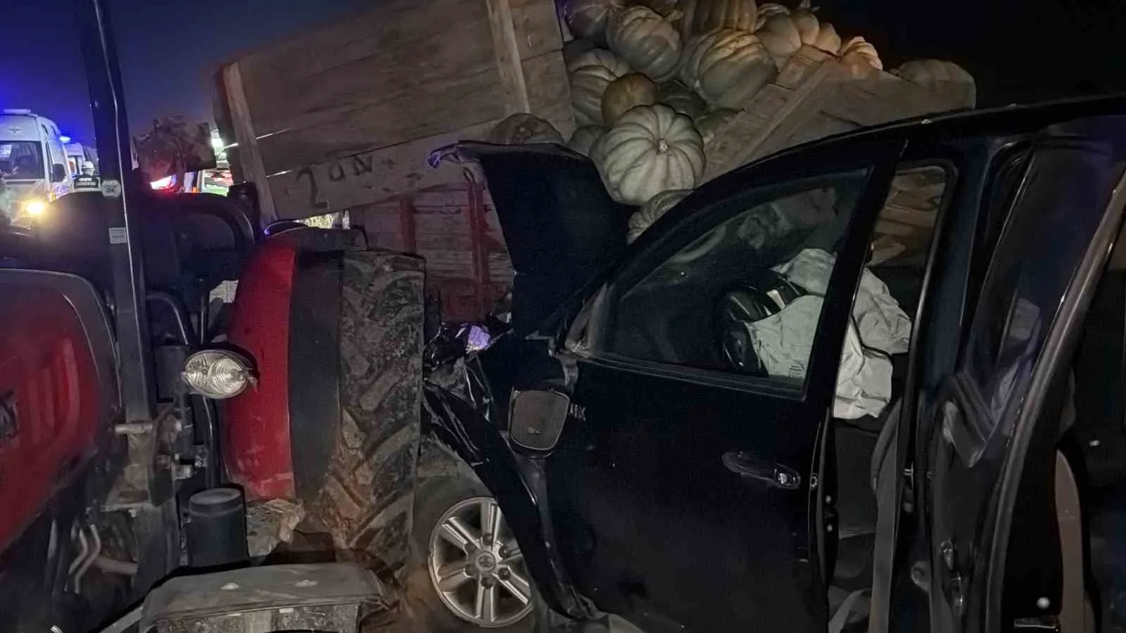 BOLU’DA PİKAP İLE KABAK YÜKLÜ TRAKTÖRÜN ÇARPIŞTIĞI, BİR OTOMOBİLİN İSE TARLAYA SAVRULDUĞU KAZADA 4 KİŞİ YARALANDI. KAZADA TRAKTÖRDEKİ KABAKLAR YOLA SAÇILDI.