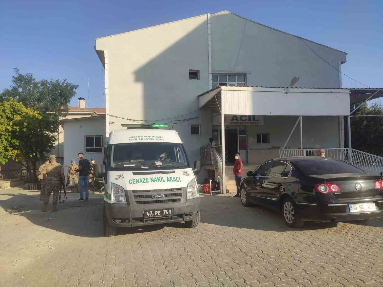 MARDİN’İN MAZIDAĞI İLÇESİNDE EVİN BAHÇESİNDE PARK HALİNDEYKEN HAREKET EDEN TRAKTÖRÜN ALTINDA KALAN 8 YAŞINDAKİ ÇOCUK HAYATINI KAYBETTİ.