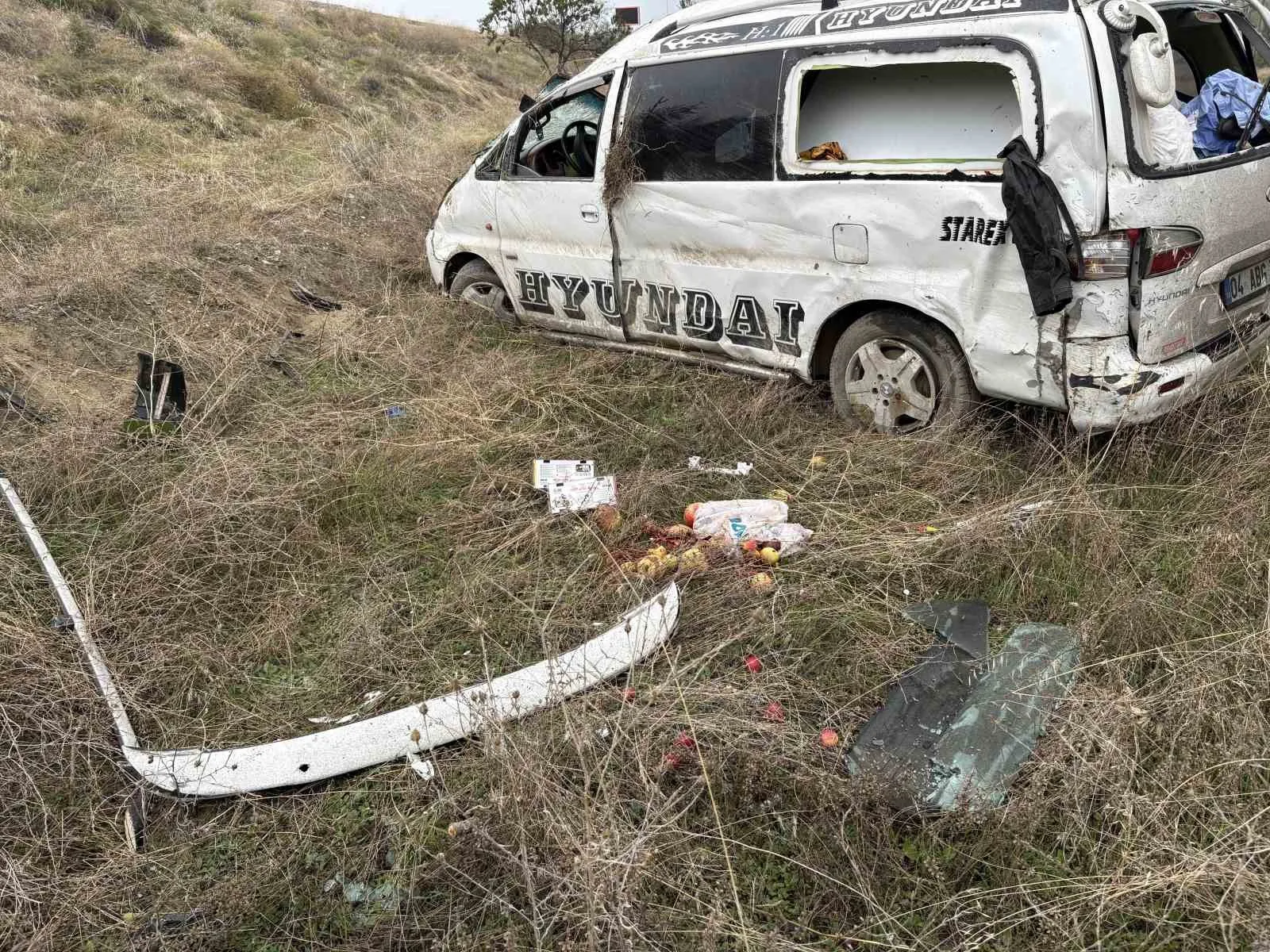KASTAMONU'DA ŞARAMPOLE YUVARLANAN MİNİBÜSTEKİ 2 KİŞİ YARALANDI.