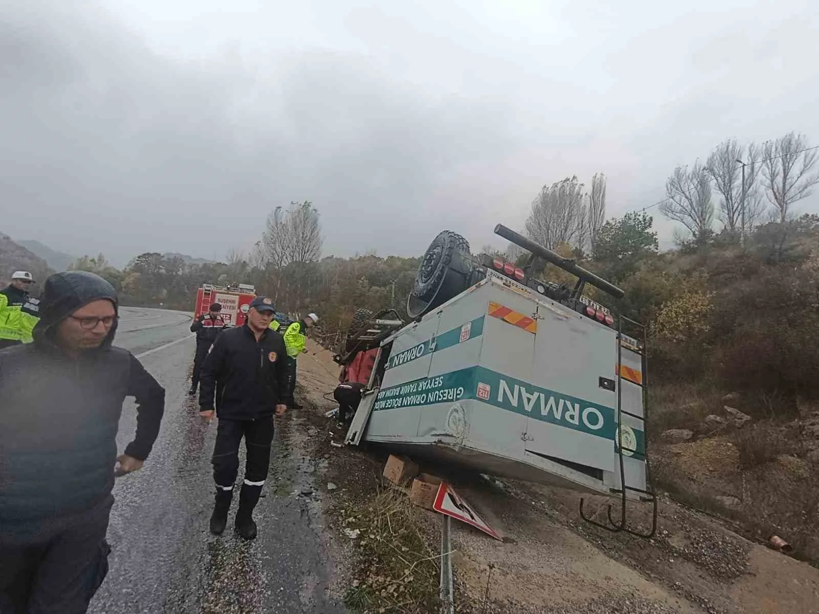 SİVAS'IN SUŞEHRİ İLÇESİNDE, GİRESUN ORMAN BÖLGE MÜDÜRLÜĞÜNE AİT SEYYAR TAMİR BAKIM ARACI DEVRİLDİ. KAZADA 3 PERSONEL YARALANDI.