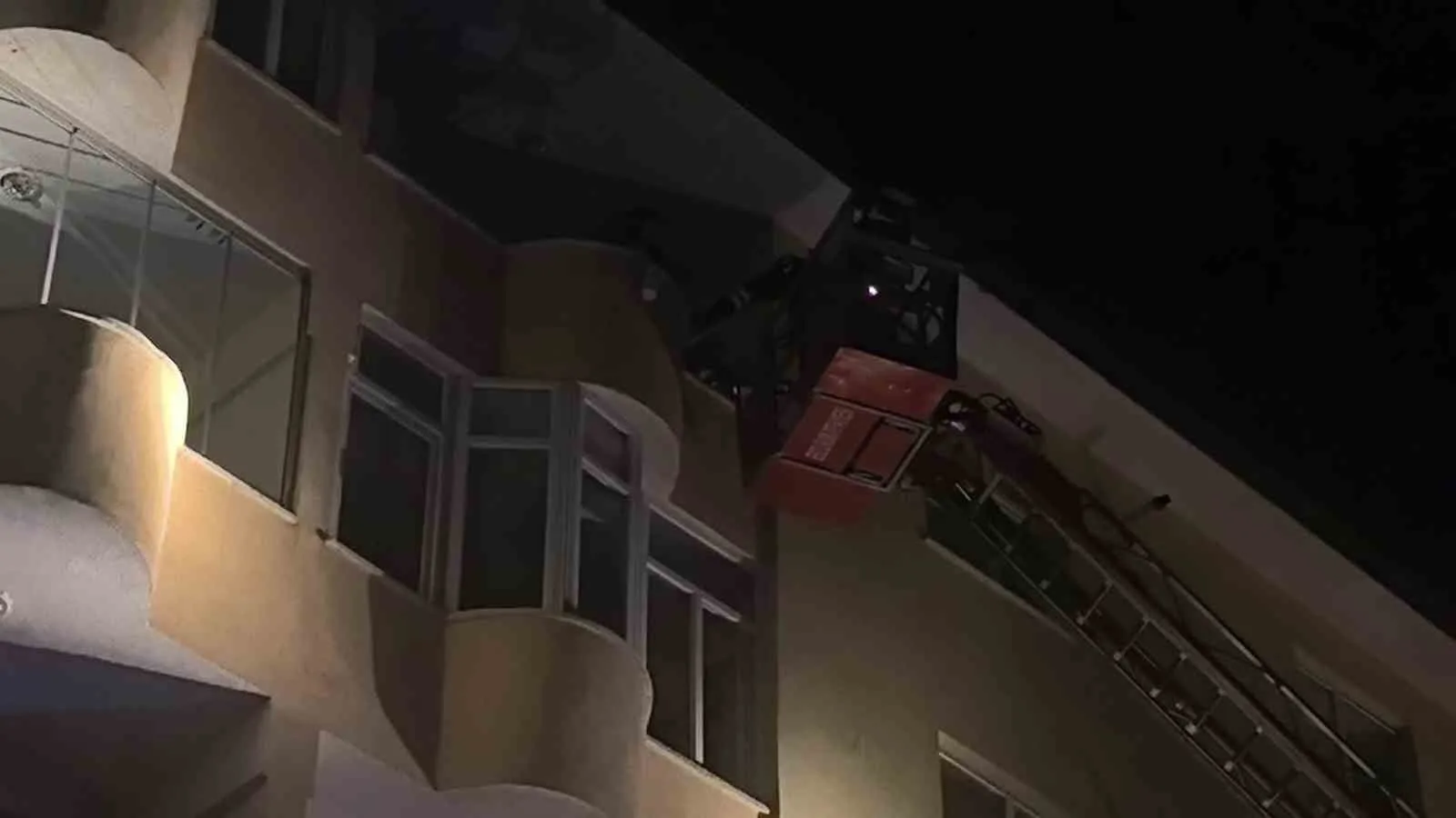 ERZURUM’UN PALANDÖKEN İLÇESİNDE BİR APARTMANIN 5’İNCİ KATINDA ÇIKAN YANGIN KORKU VE PANİĞE NEDEN OLDU. YOĞUN DUMAN NEDENİYLE ÜST KATLARDA MAHSUR KALAN VATANDAŞLAR İTFAİYE EKİPLERİNCE TAHLİYE EDİLİRKEN, YANGINDA CAN KAYBI VE YARALANMA YAŞANMADI.