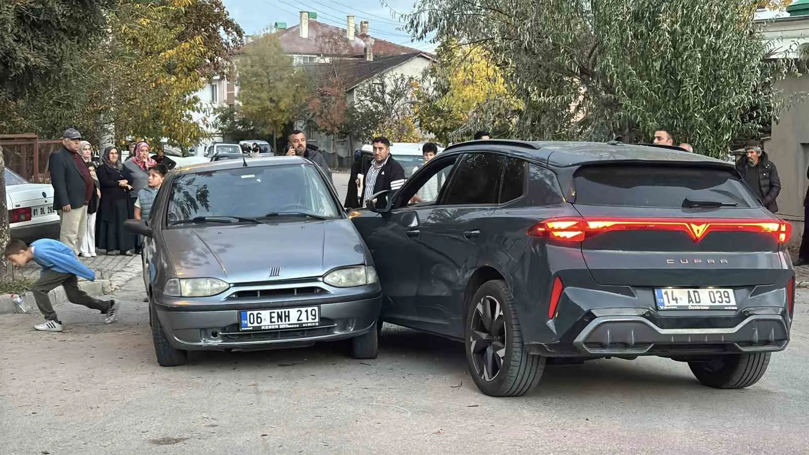 BOLU’DA SOKAK ARASINDA CİPLE OTOMOBİLİN ÇARPIŞMASI SONUCUNDA MEYDANA GELEN KAZADA 4 KİŞİ YARALANDI.