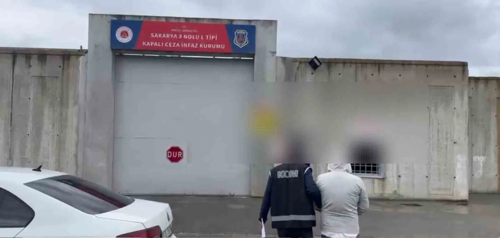 İŞ İNSANLARI VE ESNAFLARA YÖNELİK EL BOMBALI VE MOLOTOFLU 21 AYRI EYLEM HAZIRLIĞINDAKİ 3 ÖRGÜT MENSUBU YAKALANDI. KOD İSİMLERİYLE FAALİYET YÜRÜTEN 3 ŞÜPHELİ, SEVK EDİLDİKLERİ ADLİ MAKAMLARCA TUTUKLANARAK CEZAEVİNE GÖNDERİLDİ.