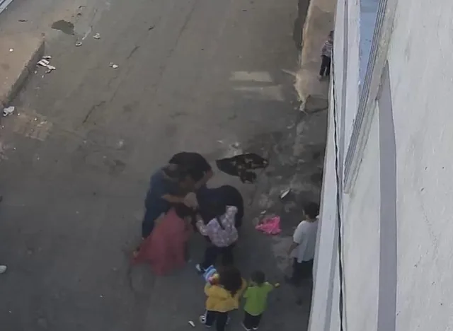 GAZİANTEP'İN NİZİP İLÇESİNDE 1 KİŞİNİN ÖLÜMÜYLE SONUÇLANAN KAVGANIN ÇOCUKLAR İLE KADINLAR ARASINDA BAŞLADIĞI VE DAHA SONRA ERKEKLER ARASINDA DEVAM ETTİĞİ ANLARA AİT GÜVENLİK KAMERA GÖRÜNTÜLERİ ORTAYA ÇIKTI.