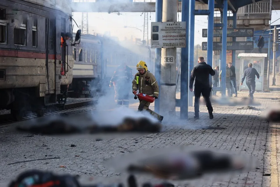 RUSYA ORDUSUNUN UKRAYNA'NIN DNİPRO KENTİNDEKİ ANA TREN İSTASYONUNA GERÇEKLEŞTİRDİĞİ SALDIRI SONUCU 13 KİŞİ HAYATINI KAYBETTİ, 10 KİŞİ YARALANDI.