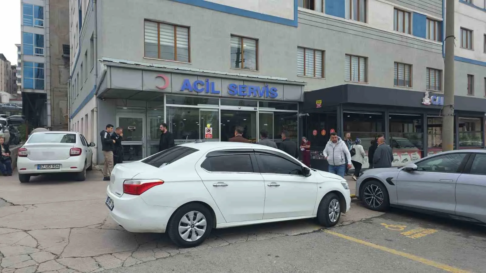 ZONGULDAK'IN KARADENİZ EREĞLİ İLÇESİNDE OKULDA RAHATSIZLANAN 9 YAŞINDAKİ İLKOKUL ÖĞRENCİSİ HASTANEDE HAYATINI KAYBETTİ.