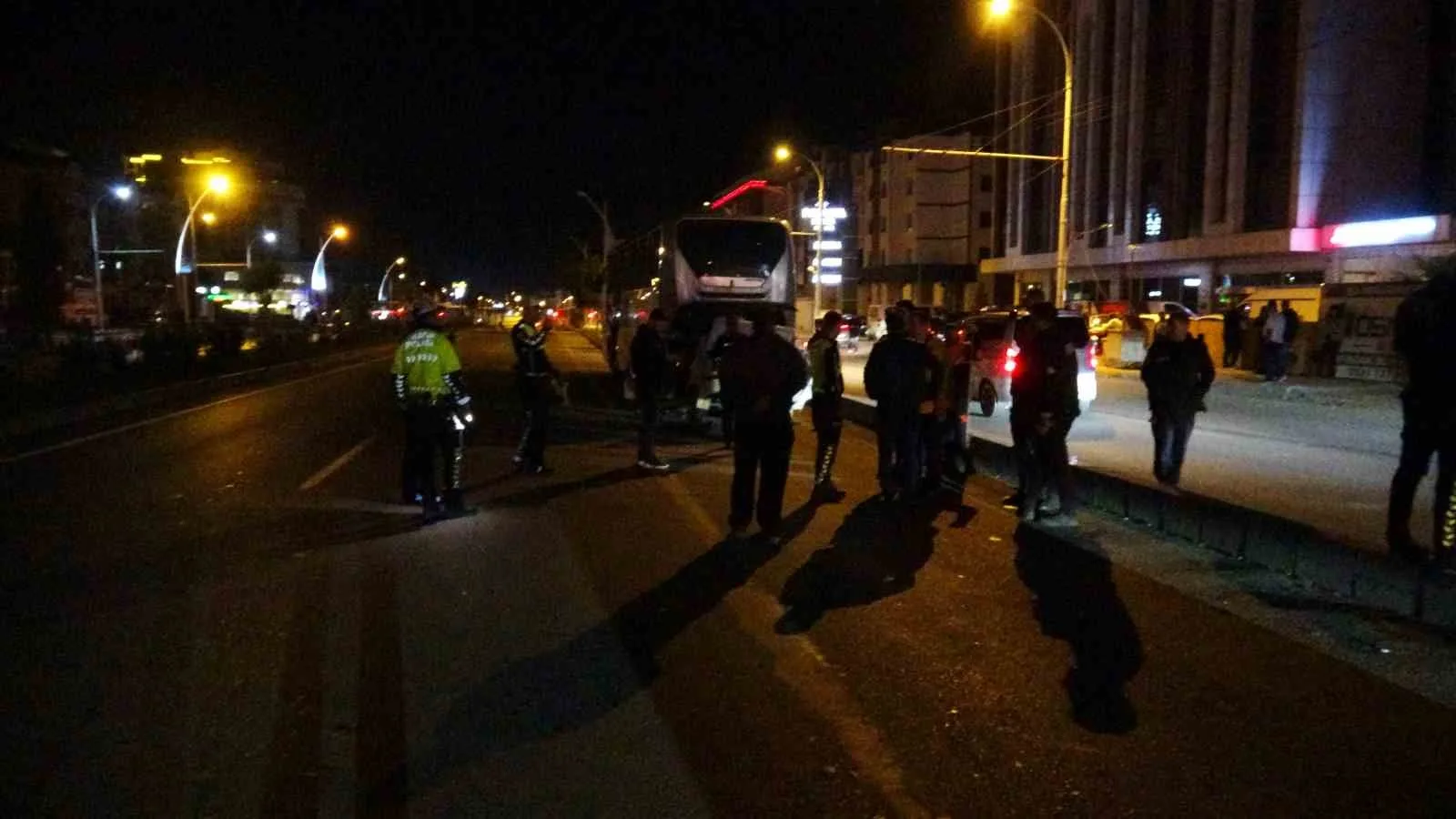 MALATYA’DA OTOBÜSE ÇARPIP ALTINA GİREN OTOMOBİLDEKİ 3 KİŞİ YARALANDI