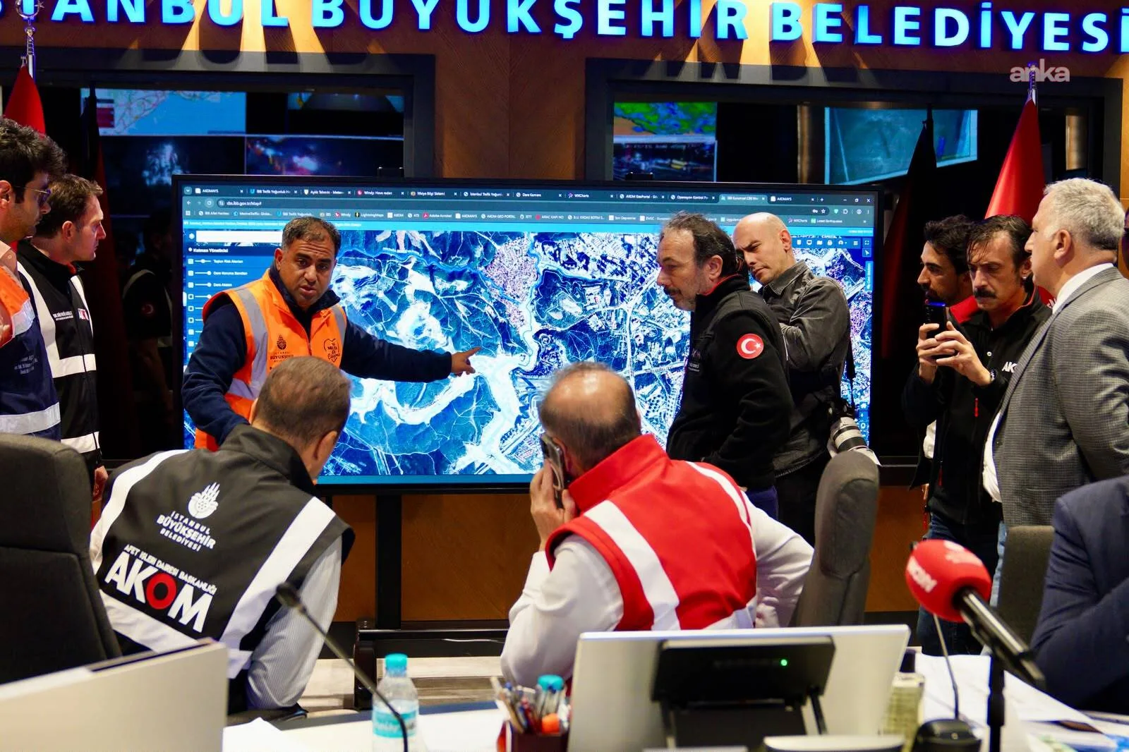 İBB Başkanvekili Nuri Aslan: “8 bin 515 ihbar aldık., önceliğimiz insan hayatı oldu, İstanbul genelinde mahsur kalan 595 vatandaşımızı ekiplerimiz tah — fotoğraf 2