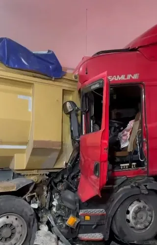 MEYDANA GELEN TRAFİK KAZASINDA KONTROLDEN ÇIKAN ÇEKİCİ, ÖNCE SAVUNMA SANAYİİNDEN BİR MÜHENDİSİN ARABASINA ARDINDAN AKARYAKIT İSTASYONUNDAKİ EKİP OTOSUNA ÇARPTIKTAN SONRA BAŞKA BİR ÇEKİCİYE ÇARPARAK DURABİLDİ