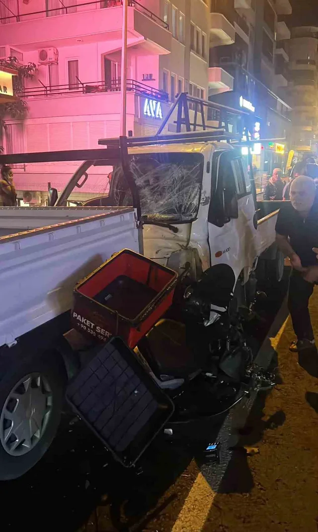 ALANYA İLÇESİNDE KAMYONET İLE MOTOSİKLETİN ÇARPIŞTIĞI KAZADA AĞIR YARALANAN 20 YAŞINDAKİ MOTOSİKLET SÜRÜCÜSÜ KALDIRILDIĞI HASTANEDE HAYATINI KAYBETTİ.