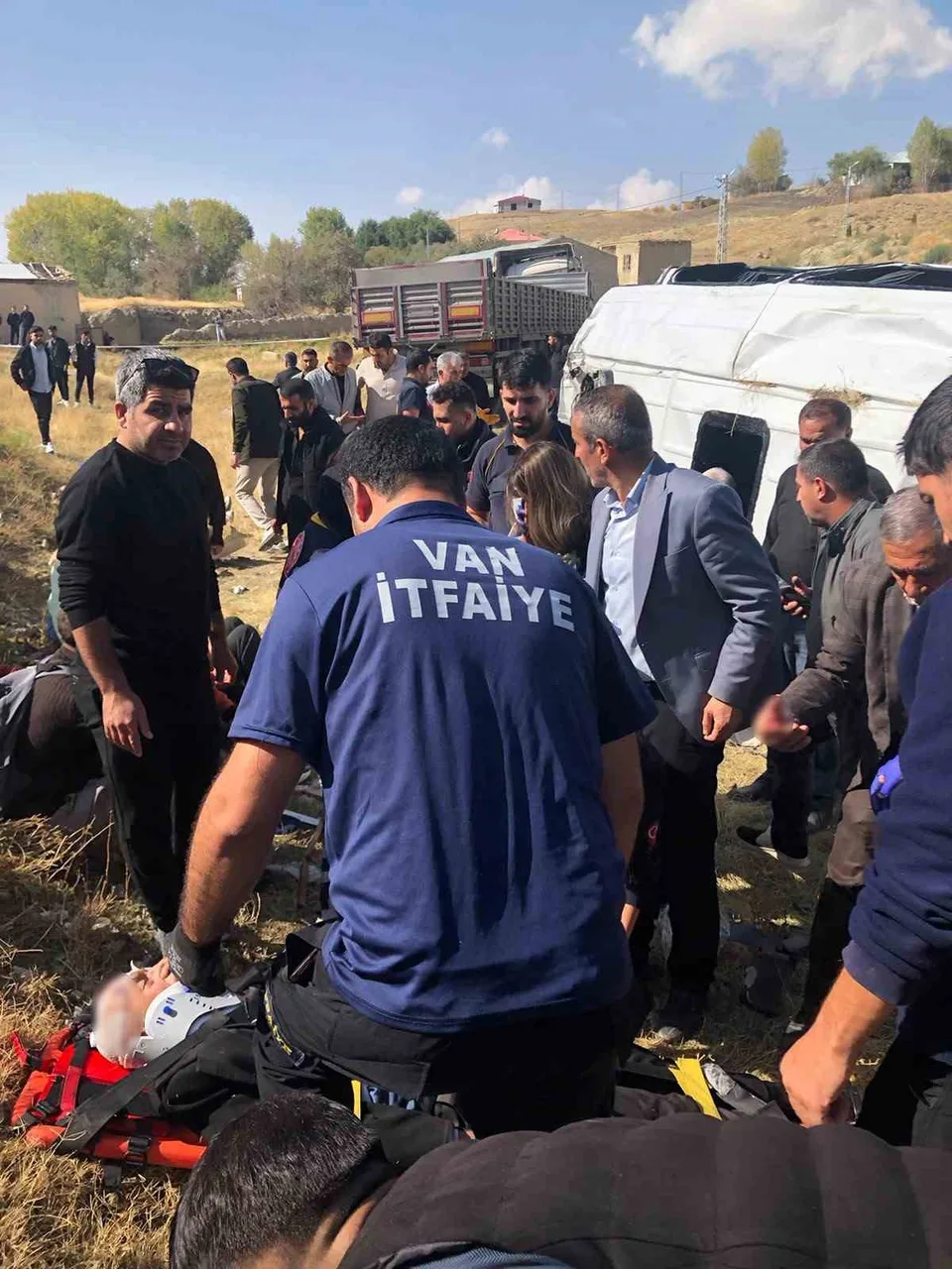 VAN’IN GÜRPINAR İLÇESİNDEN TIRIN MİNİBÜSE ÇARPMASI SONUCU 11 KİŞİ YARALANDI. OLAY YERİNDE İLK MÜDAHALELERİ YAPILAN 11 YARALI, AMBULANSLARLA VAN'DAKİ ÇEŞİTLİ HASTANELERE KALDIRILDI.