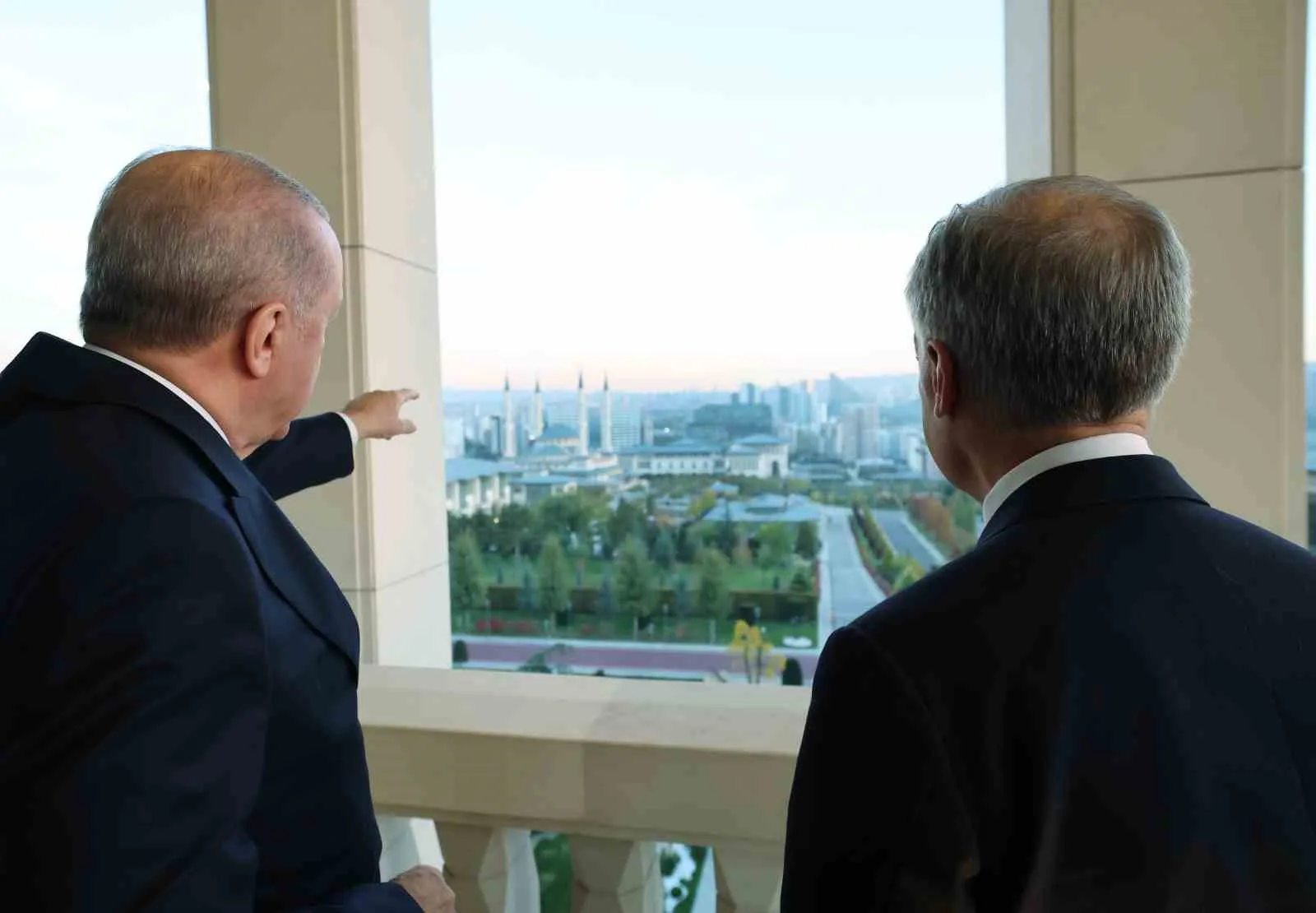 CUMHURBAŞKANI RECEP TAYYİP ERDOĞAN, KANADA BAŞBAKANI MARK CARNEY’İ CUMHURBAŞKANLIĞI KÜLLİYESİNDE KABUL ETTİ. İKİLİ VE HEYETLER ARASI GÖRÜŞMELERİN ARDINDAN CUMHURBAŞKANI ERDOĞAN VE KANADA BAŞBAKANI CARNEY, İKİ ÜLKE ARASINDAKİ İMZALANAN ANLAŞMALARIN İMZA TÖRENİNE KATILARAK, ORTAK BASIN TOPLANTISI DÜZENLEDİ.