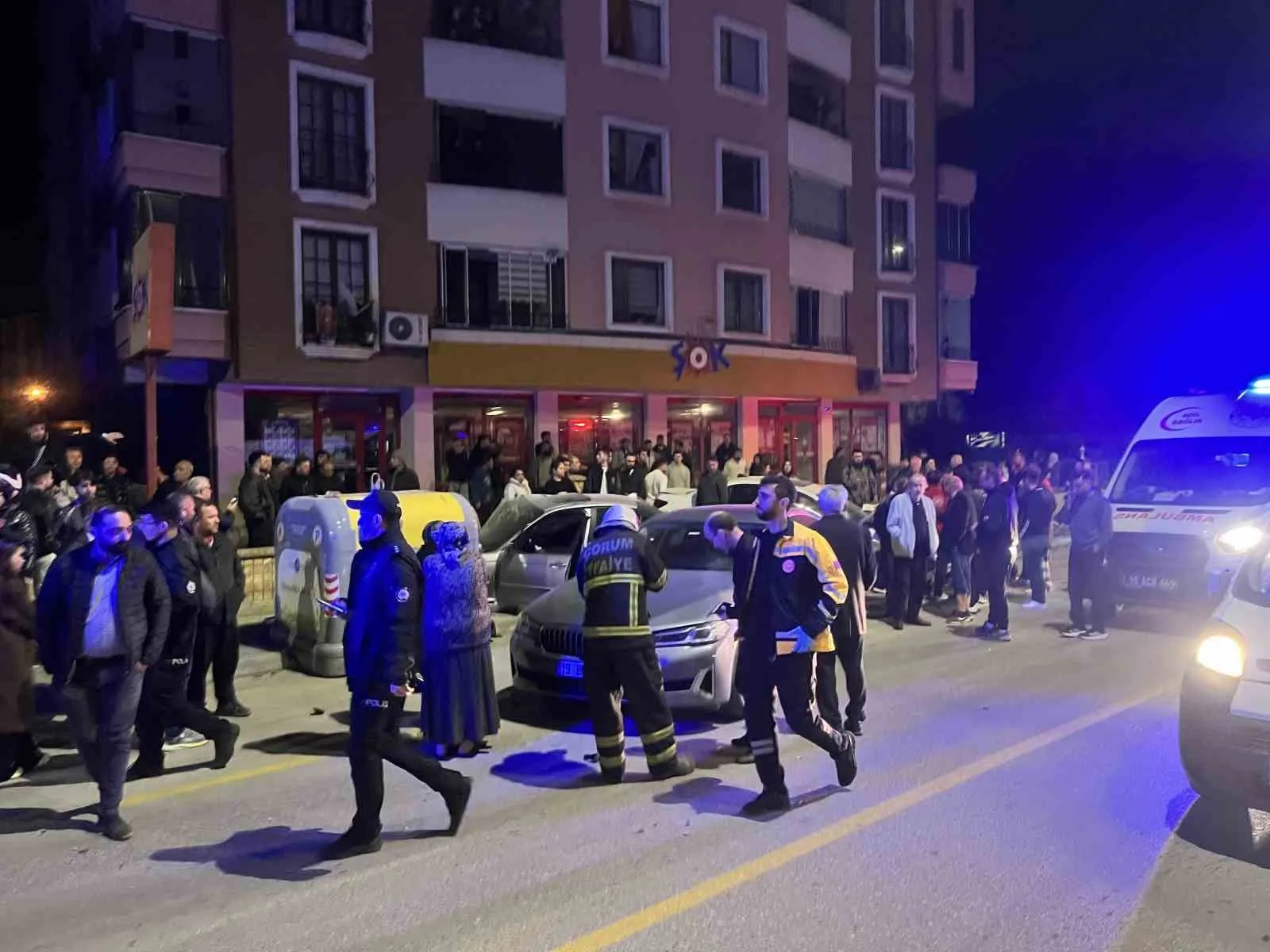 ÇORUM'DA İKİ OTOMOBİLİN ÇARPIŞMASI SONUCU EKİPLER OLAYA MÜDAHALE ETTİ.