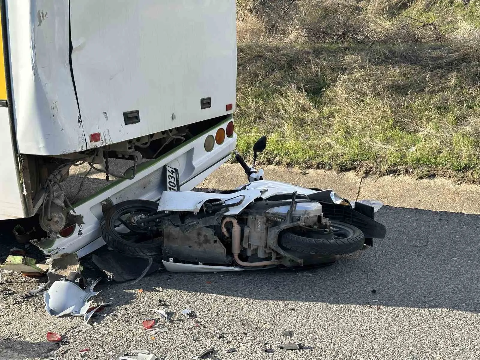 UŞAK'TA MOTOSİKLETİN ÖZEL HALK OTOBÜSÜNE ARKADAN ÇARPMASI SONUCU MEYDANA GELEN KAZADA 1 KİŞİ HAYATINI KAYBETTİ, 1 KİŞİ AĞIR YARALANDI.