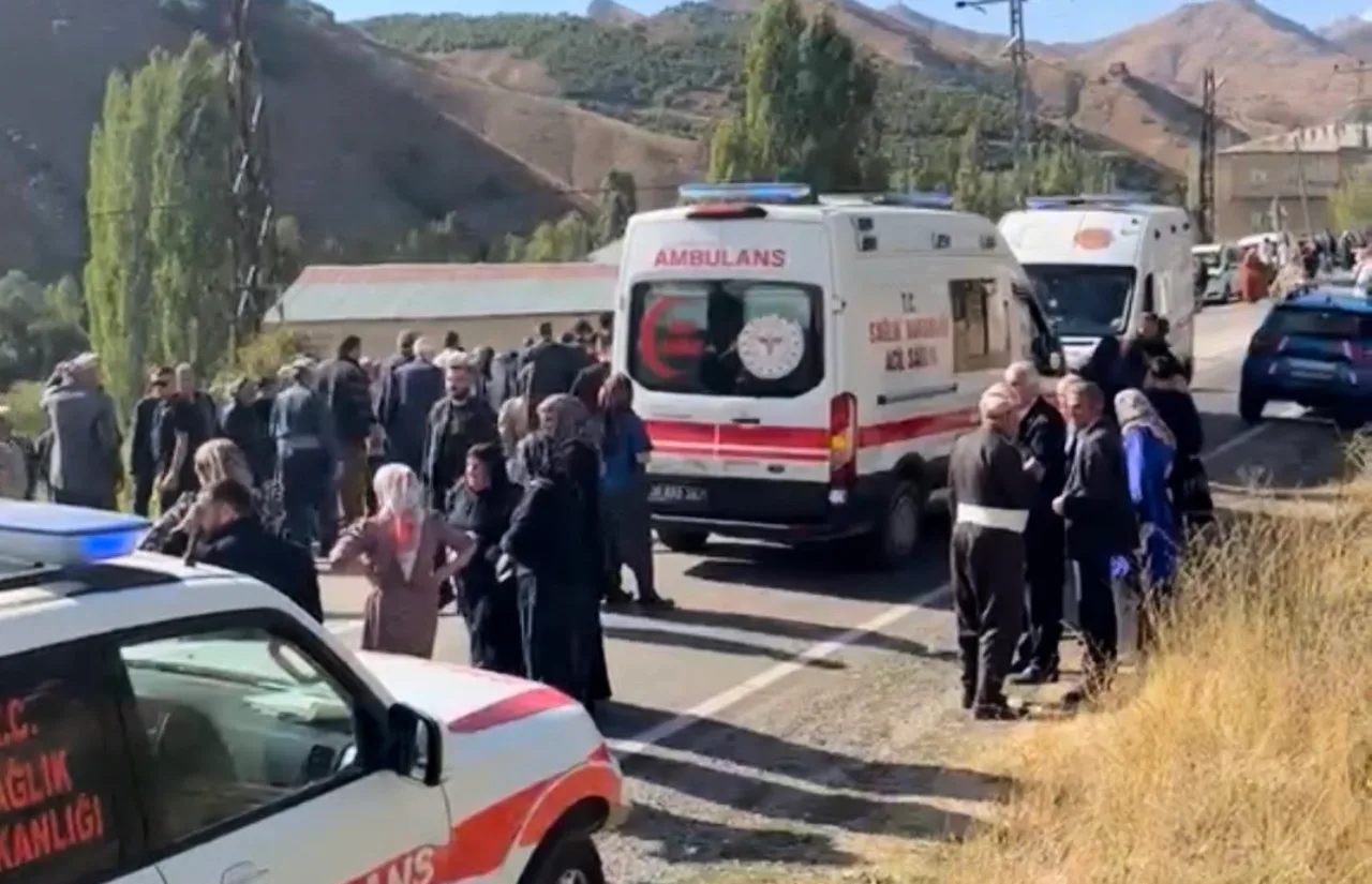 HAKKARİ’NİN ŞEMDİNLİ-YÜKSEKOVA KARAYOLUNUN HARUNA KÖYÜ MEVKİİNDE İKİ ARACIN KAFA KAFAYA ÇARPIŞMASI SONUCU MEYDANA GELEN TRAFİK KAZASINDA 7 KİŞİ YARALANDI, 2 YAŞINDAKİ BİR BEBEK HAYATINI KAYBETTİ.
