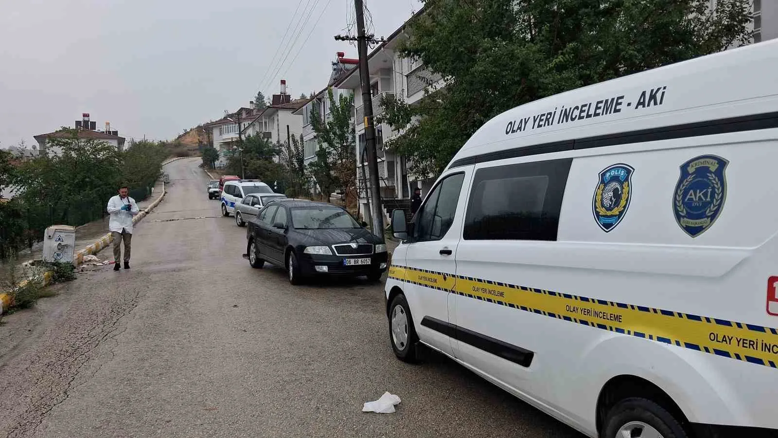 KARABÜK’ÜN ESKİPAZAR İLÇESİNDE OTOMOBİLİNDEN İNDİKTEN SONRA DENGESİNİ KAYBEDEREK YERE DÜŞEN RECEP TOKAT, KALDIRILDIĞI HASTANEDE HAYATINI KAYBETTİ.
