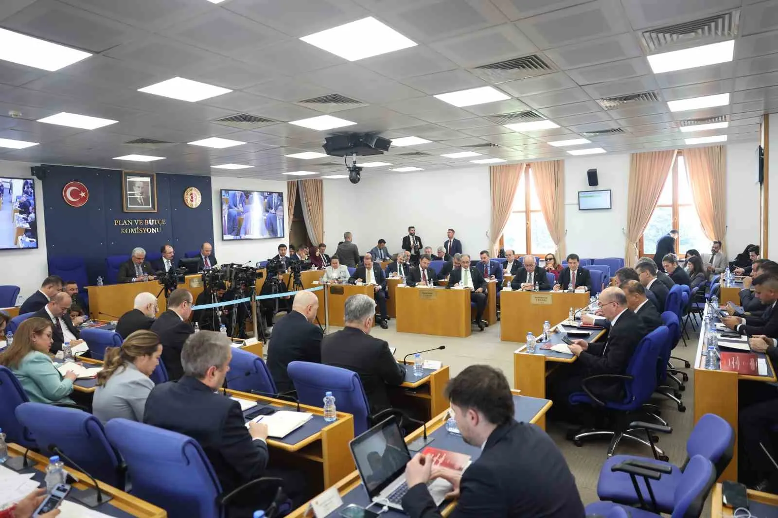 KOMİSYONDA CUMHURBAŞKANI YARDIMCISI CEVDET YILMAZ TARAFINDAN BÜTÇE SÜRECİNE İLİŞKİN SUNUM GERÇEKLEŞTİRİLDİ.