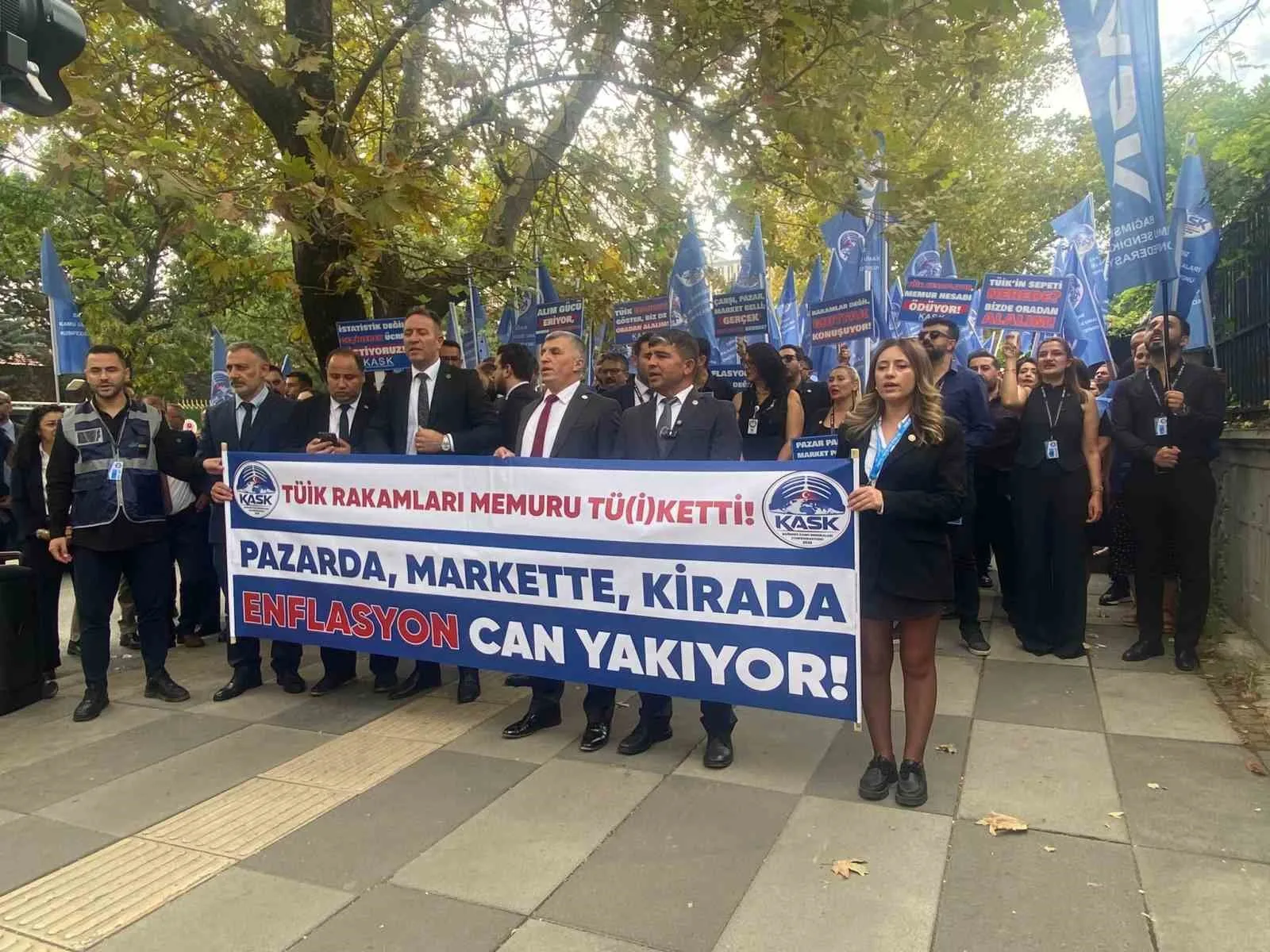 ÜNİPERSEN VE HEP-SEN’İN DE ARALARINDA BULUNDUĞU BAĞIMSIZ KAMU SENDİKALARI KONFEDERASYONU (KASK) ÜYELERİ, TÜİK’İN AÇIKLADIĞI AĞUSTOS AYI ENFLASYON VERİLERİNİN GERÇEK HAYAT PAHALILIĞINI YANSITMADIĞINI SAVUNARAK TÜİK BİNASI ÖNÜNDE EYLEM DÜZENLEDİ.