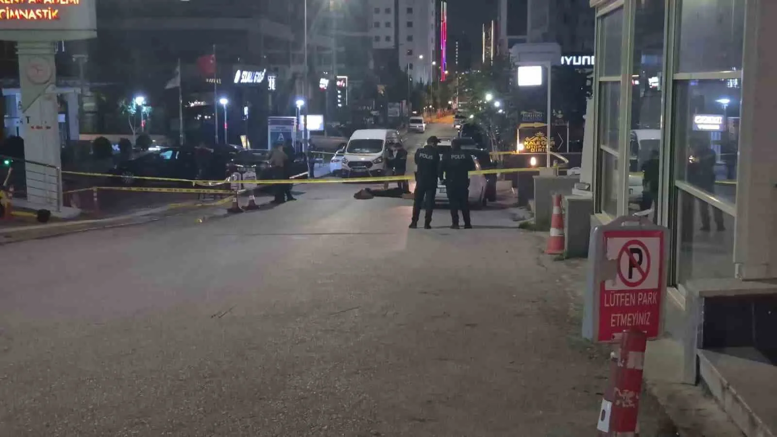 ANKARA’NIN ÇANKAYA İLÇESİNDE, ALACAK VERECEK MESELESİNDEN ÇIKAN SİLAHLI KAVGADA 1 KİŞİ HAYATINI KAYBEDERKEN, 1 KİŞİ YARALANDI.