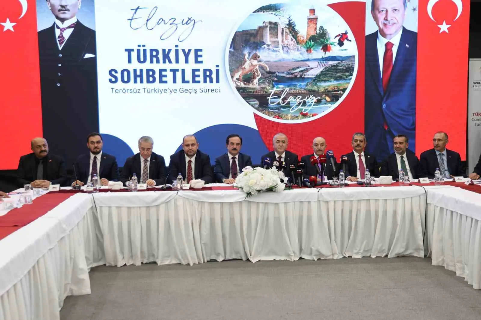 PROGRAMA, CUMHURBAŞKANI DANIŞMANLARI AHMET SELİM KÖROĞLU VE AYHAN OĞAN, VALİ NUMAN HATİPOĞLU, AK PARTİ ELAZIĞ MİLLETVEKİLİ PROF. DR. EROL KELEŞ, ELAZIĞ BELEDİYE BAŞKANI ŞAHİN ŞERİFOĞULLARI, FIRAT ÜNİVERSİTESİ REKTÖRÜ PROF. DR. FAHRETTİN GÖKTAŞ, AK PARTİ MKYK ÜYESİ MÜCAHİT YANILMAZ, AK PARTİ İL BAŞKANI SENCER SELMANOĞLU, BELEDİYE BAŞKANLARI, İL BAŞKANLARI, STK TEMSİLCİLERİ VE FIRAT HAVZASI GAZETECİLER CEMİYETİ BAŞKANI SERKAN GÜRTÜRK KATILDI.