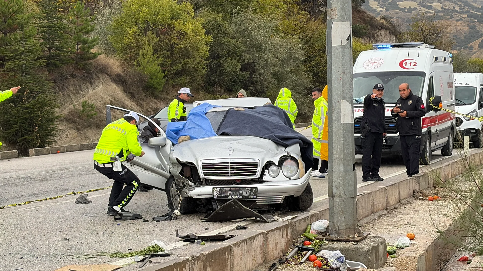 Burdur'da otomobil karşı şeride geçti: 1 ölü, 4 yaralı — fotoğraf 2