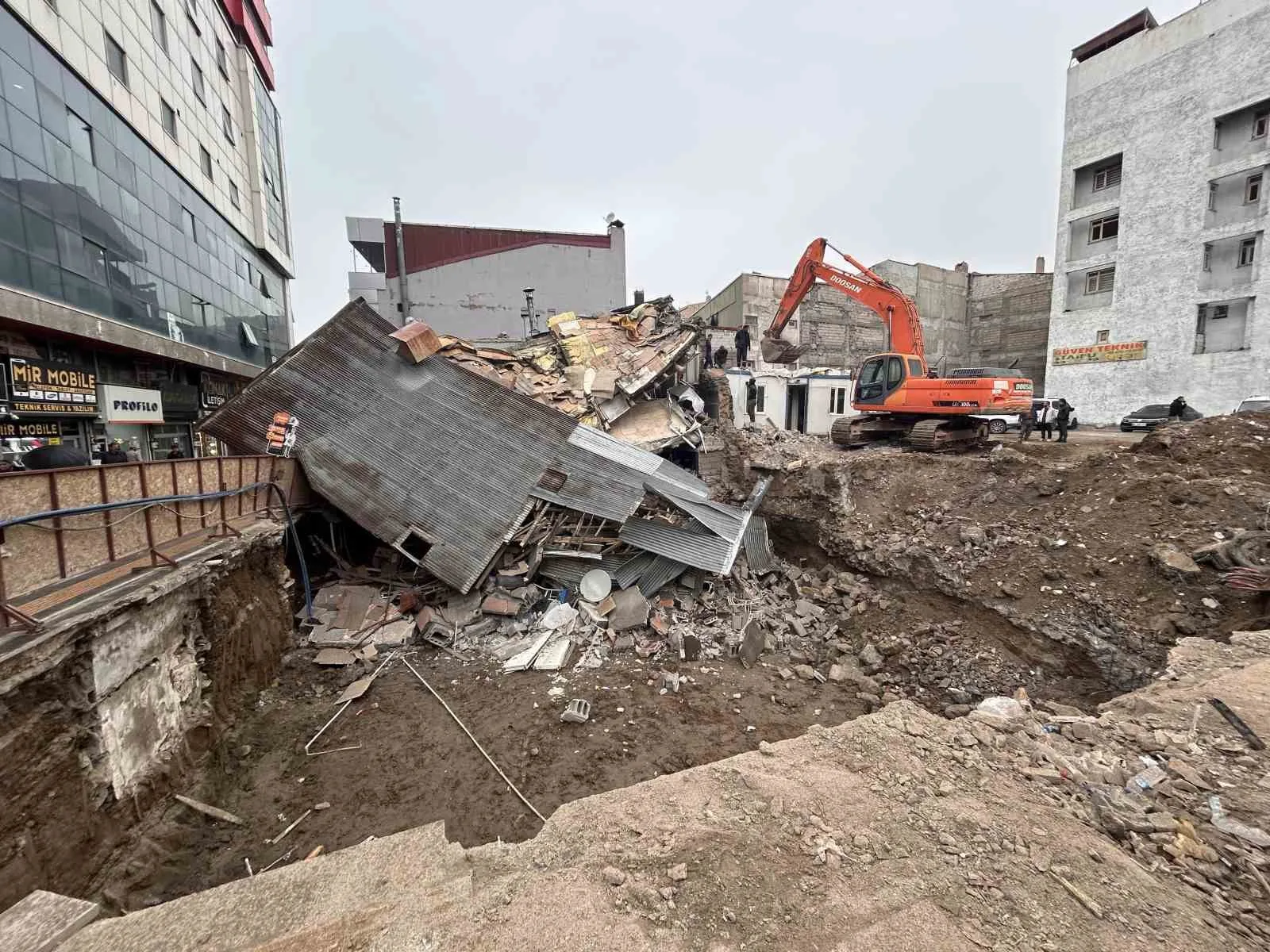 ESKİ BELEDİYE İŞ MERKEZİ’NİN BULUNDUĞU ALANDA SÜRDÜRÜLEN KAZI ÇALIŞMALARI SIRASINDA BİTİŞİKTEKİ LOKANTADA ÇÖKME MEYDANA GELDİ