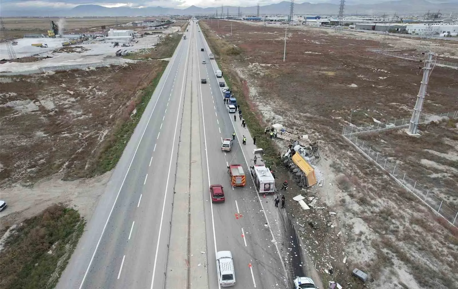 KONYA’DA HAFRİYAT KAMYONUNUN DEMİR YÜKLÜ KAMYONA ÇARPMASI SONUCU MEYDANA GELEN KAZADA 1 KİŞİ ÖLDÜ 1 KİŞİ DE YARALANDI. KAZA YERİ DRON İLE HAVADAN GÖRÜNTÜLENDİ.