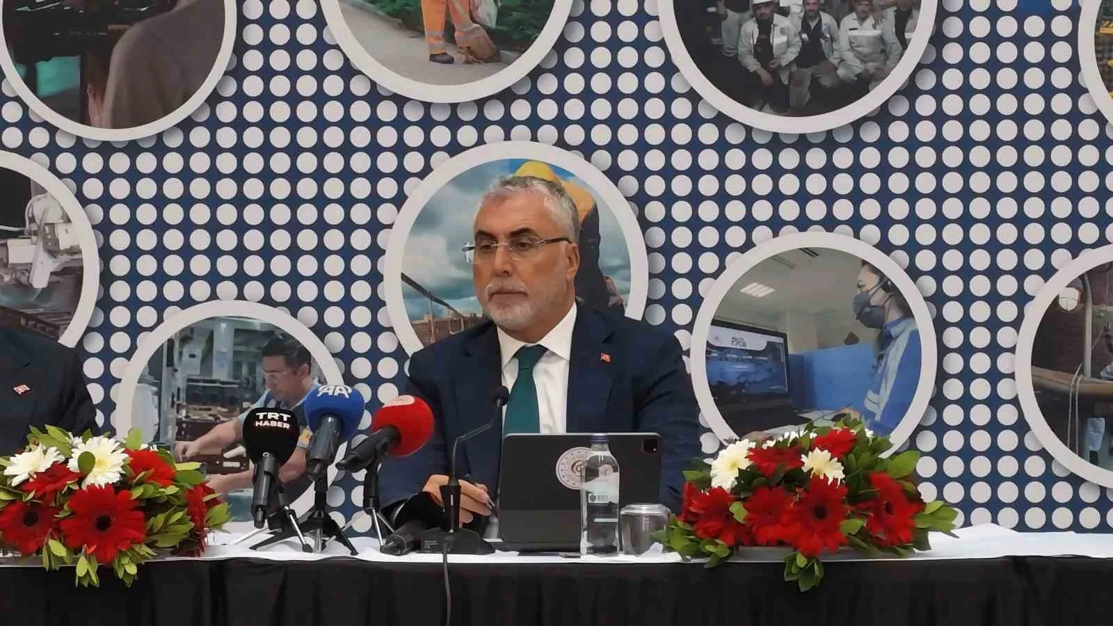 ÇALIŞMA VE SOSYAL GÜVENLİK BAKANI VEDAT IŞIKHAN, ARNAVUTKÖY'DE DÜZENLENEN TÜRKİYE YÜZYILI BULUŞMALARI PROGRAMINA KATILDI