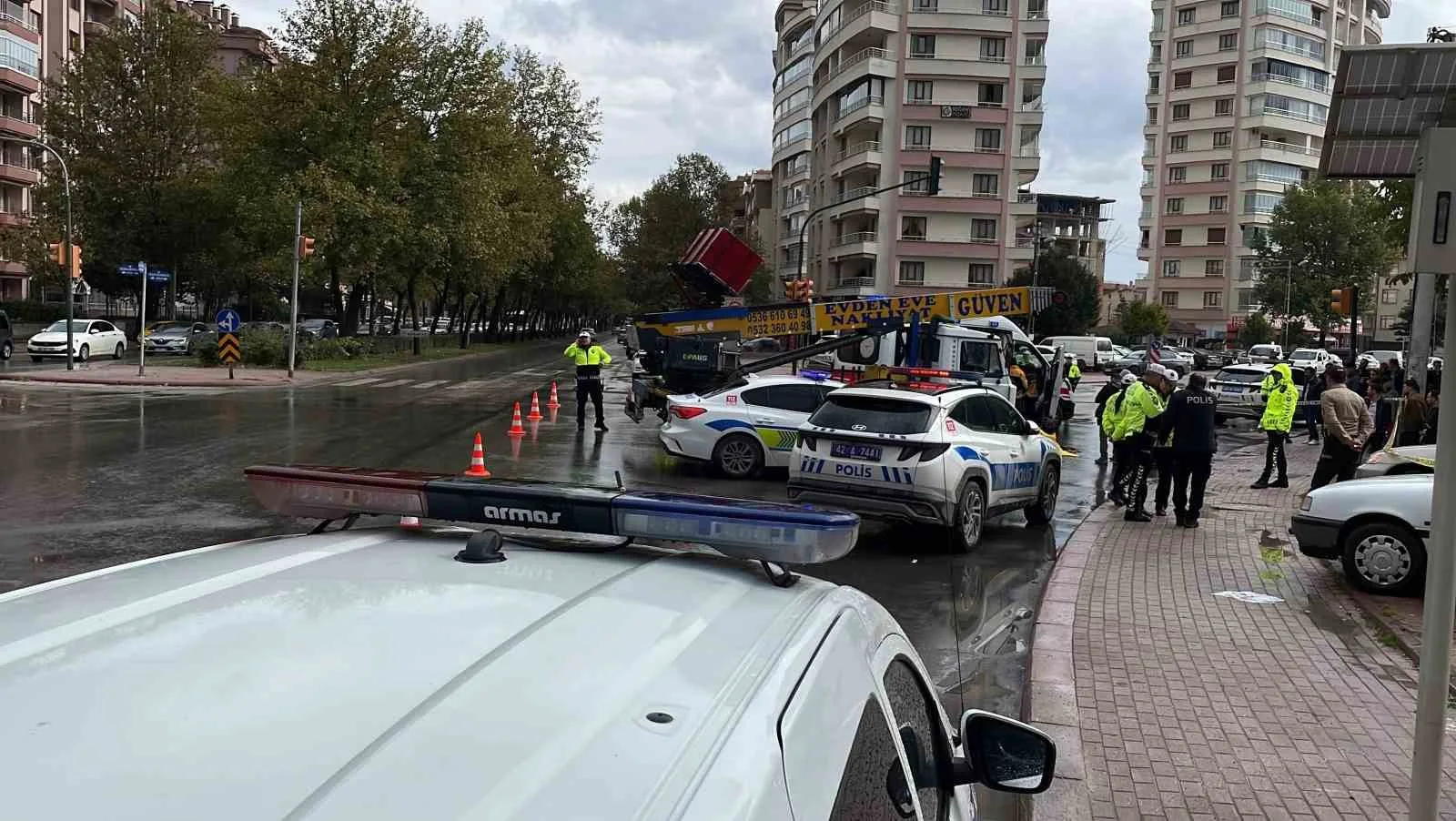 KONYA’DA YOLUN KARŞISINA GEÇMEYE ÇALIŞAN YAŞLI KADINA NAKLİYE KAMYONU ÇARPTI. KAZADA YAŞLI KADIN HAYATINI KAYBETTİ.