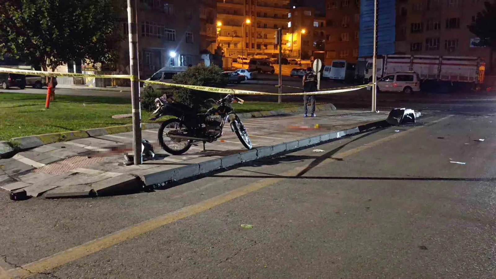 ŞANLIURFA'NIN HALİLİYE İLÇESİNDE OTOMOBİL İLE ÇARPIŞAN MOTOSİKLETİN SÜRÜCÜSÜ HAYATINI KAYBETTİ.