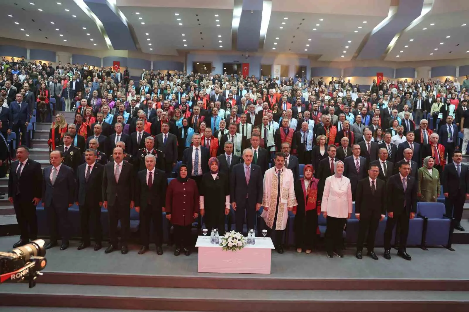 SELÇUK ÜNİVERSİTESİNDE (SÜ) 2026-2027 AKADEMİK YILI AÇILIŞ TÖRENİ TÜRKİYE BÜYÜK MİLLET MECLİSİ (TBMM) BAŞKANI NUMAN KURTULMUŞ’UN KATILIMIYLA YAPILDI. AKADEMİK YIL AÇILIŞ TÖRENİ, SULTAN ALPARSLAN KÜLTÜR MERKEZİ 30 AĞUSTOS SALONUNA GERÇEKLEŞTİRİLDİ