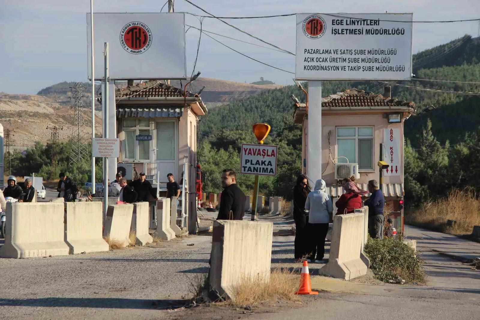MANİSA'NIN SOMA İLÇESİNDE BİR MADEN İŞLETMESİNDE MEYDANA GELEN GÖÇÜKTE MAHSUR KALAN 5 İŞÇİDEN HALİT ERSAY'IN CANSIZ BEDENİNE ULAŞILDI. GÖÇÜKTEN DAHA ÖNCE 2 İŞÇİ SAĞ OLARAK KURTARILIRKEN, İÇERİDEKİ 4 İŞÇİYE ULAŞMAK İÇİN ARAMA KURTARMA ÇALIŞMALARI ARALIKSIZ SÜRÜYOR.