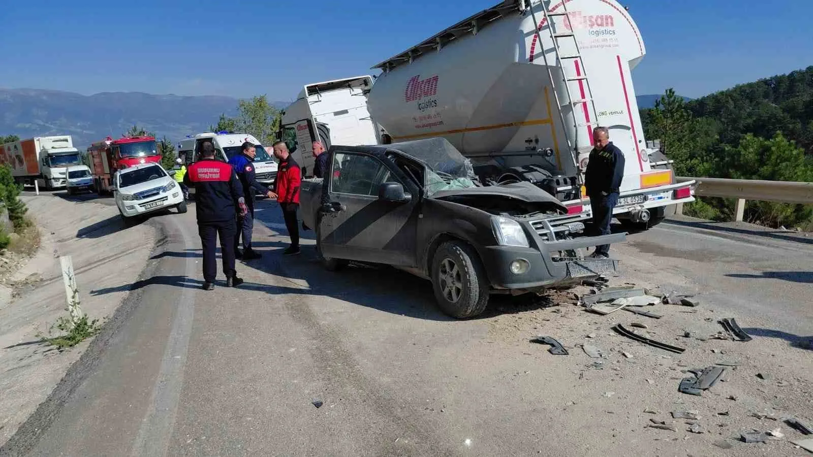 BOLU’NUN MUDURNU İLÇESİNDE TIR İLE PİKABIN KAFA KAFAYA ÇARPIŞTIĞI KAZADA PİKAP SÜRÜCÜSÜ HAYATINI KAYBETTİ, 2 KİŞİ YARALANDI.