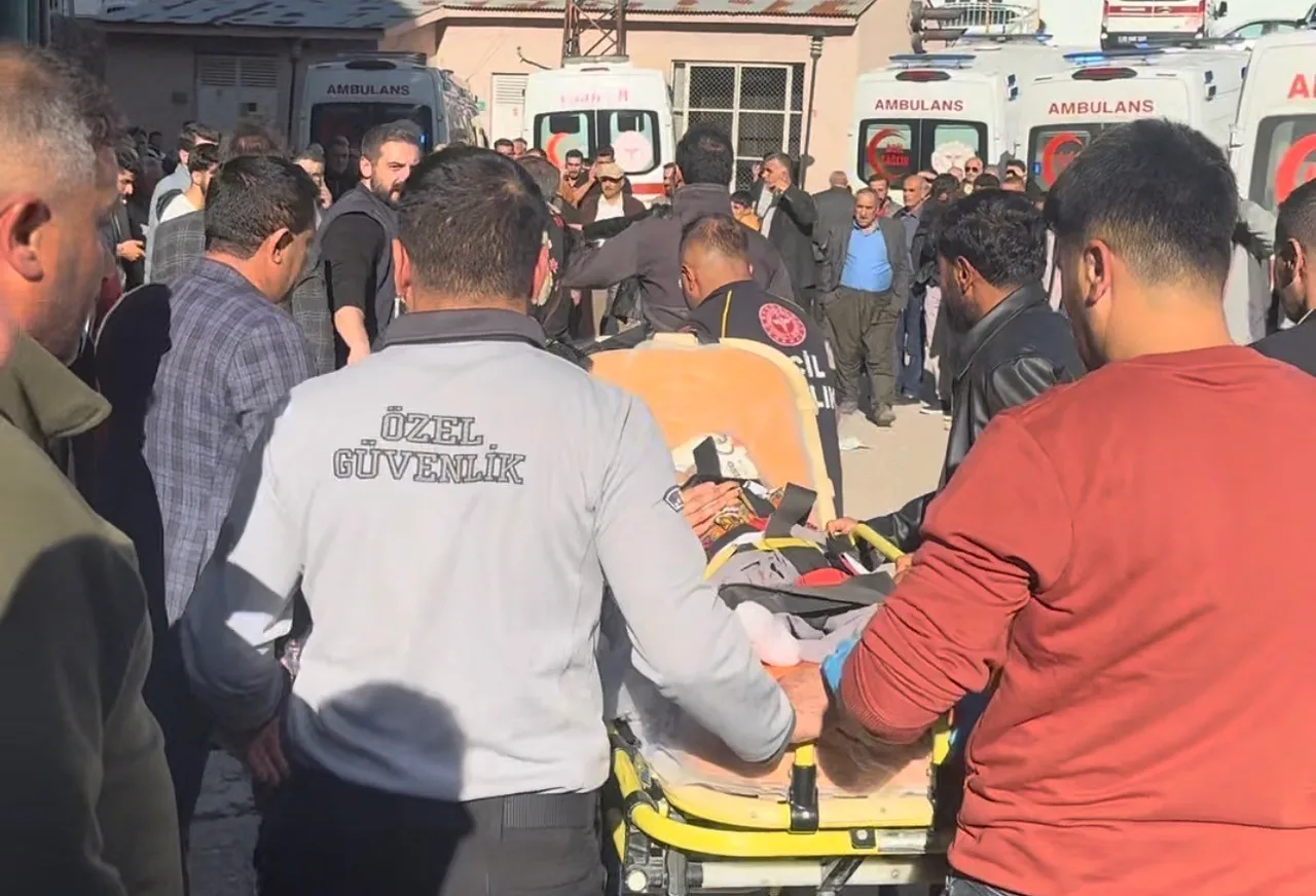 HAKKARİ’NİN ŞEMDİNLİ-YÜKSEKOVA KARAYOLUNUN HARUNA KÖYÜ MEVKİİNDE İKİ ARACIN KAFA KAFAYA ÇARPIŞMASI SONUCU MEYDANA GELEN TRAFİK KAZASINDA 7 KİŞİ YARALANDI, 2 YAŞINDAKİ BİR BEBEK HAYATINI KAYBETTİ.