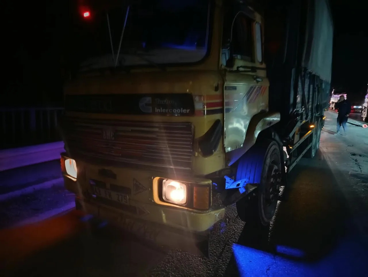 MANİSA’NIN KULA İLÇESİNDE HAFİF TİCARİ OTOMOBİL, TRANSİT VE KAMYONETİN KARIŞTIĞI ZİNCİRLEME TRAFİK KAZASI MEYDANA GELDİ. MEYDANA GELEN KAZADA 1’İ AĞIR OLMAK ÜZERE 5 KİŞİ YARALANDI.