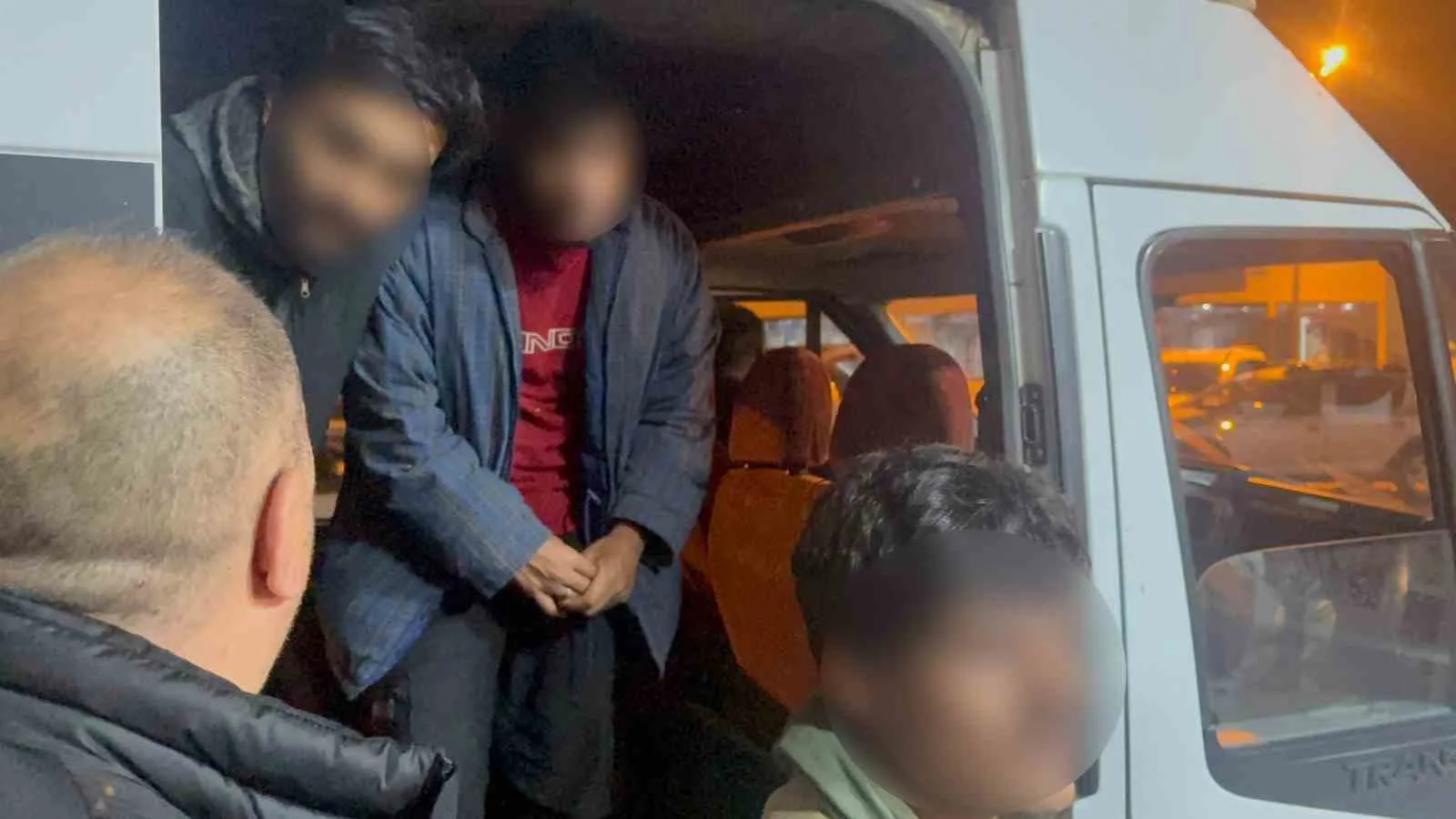 HAKKÂRİ’DE DÜZENSİZ GÖÇMENLERİ TAŞIYAN MİNİBÜSÜN KONTROLDEN ÇIKARAK DEREYE UÇMASI SONUCU 20 KİŞİ YARALANDI. YARALILAR, JANDARMA EKİPLERİNİN EŞLİĞİNDE AMBULANSLARLA HAKKÂRİ DEVLET HASTANESİ’NE KALDIRILARAK TEDAVİ ALTINA ALINDI.