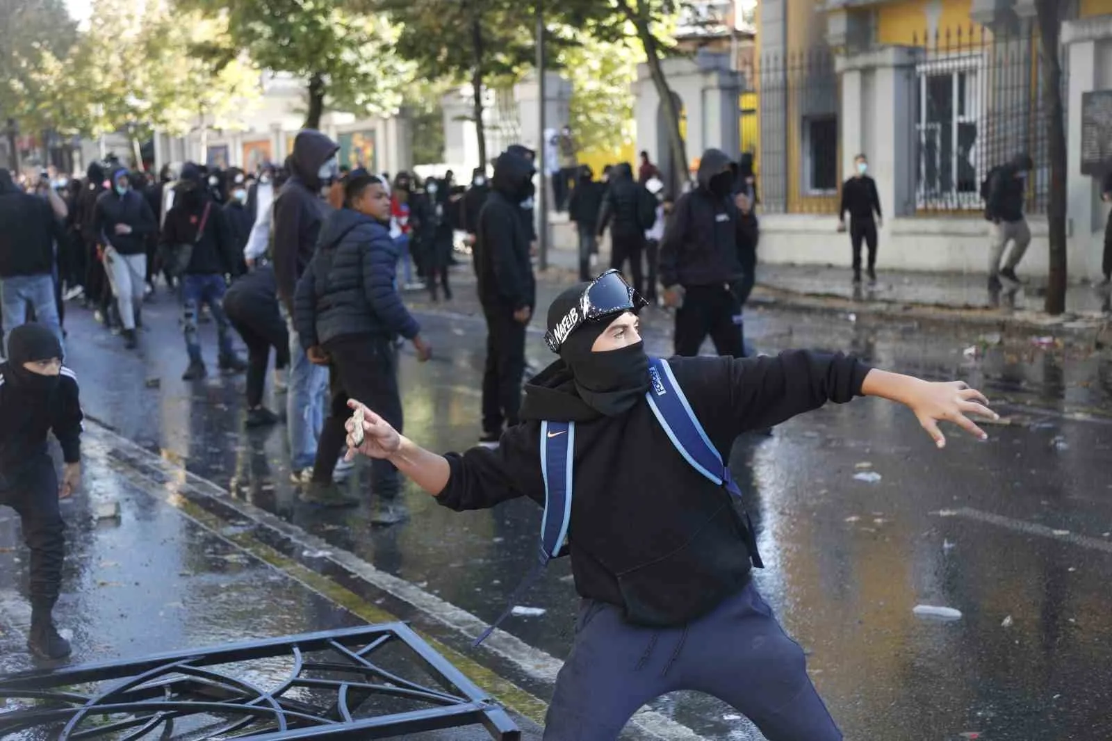 ARNAVUTLUK'TAKİ PROTESTOLAR 6'NCI GÜNÜNDE GÖSTERİCİLER, BİR KEZ DAHA EĞİTİM BAKANLIĞI ÖNÜNDE TOPLANDI. POLİS, GÖSTERİCİLERİ DAĞITMAK İÇİN GÖZ YAŞARTICI GAZ VE TAZYİKLİ SU İLE MÜDAHALEDE BULUNDU.