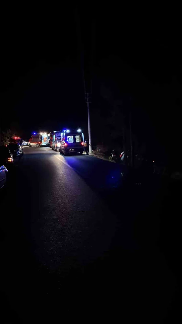 ANTALYA'NIN KUMLUCA İLÇESİNDE DAĞCI BİR EKİBİ TAŞIYAN MİNİBÜSÜN ŞARAMPOLE DEVRİLMESİ SONUCU SÜRÜCÜ DÂHİL 15 KİŞİ YARALANDI.