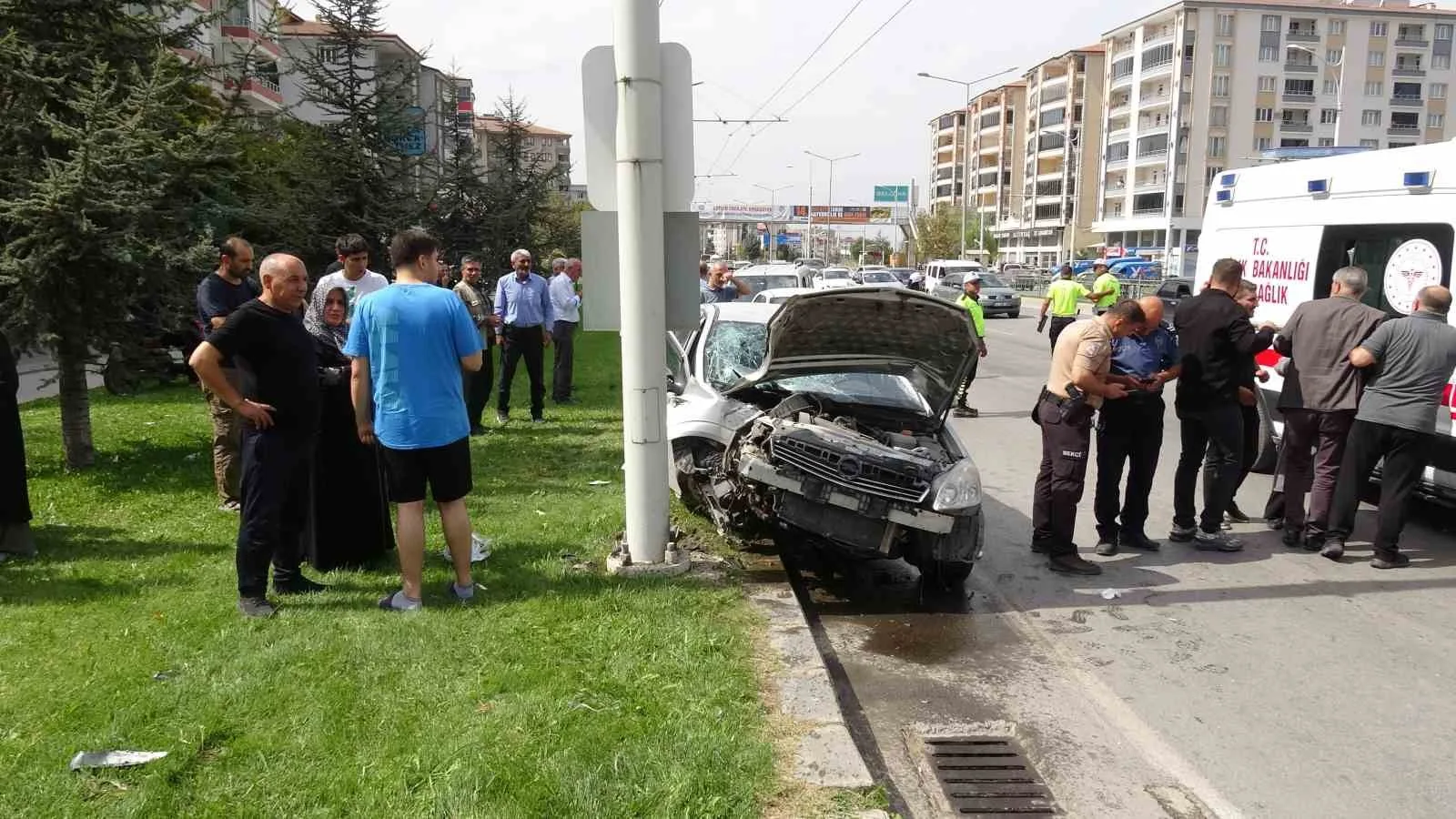 MALATYA'DA SÜRÜCÜSÜNÜN KONTROLÜNDEN ÇIKAN OTOMOBİLİN TRAMBÜS DİREĞİNE ÇARPMASI SONUCU MEYDANA GELEN TRAFİK KAZASINDA 2'Sİ ÇOCUK 4 KİŞİ YARALANDI.