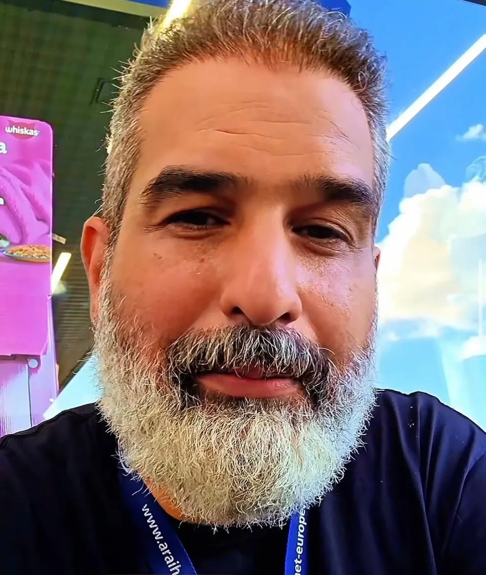 SOSYAL MEDYADA 'MOTOVLOGCU DAYI' İSMİYLE TANINAN MOTOSİKLET İÇERİK ÜRETİCİSİ CUMHUR KAHRAMAN, İZMİR'İN DİKİLİ İLÇESİNDE GEÇİRDİĞİ TRAFİK KAZASINDA YAŞAMINI YİTİRDİ.