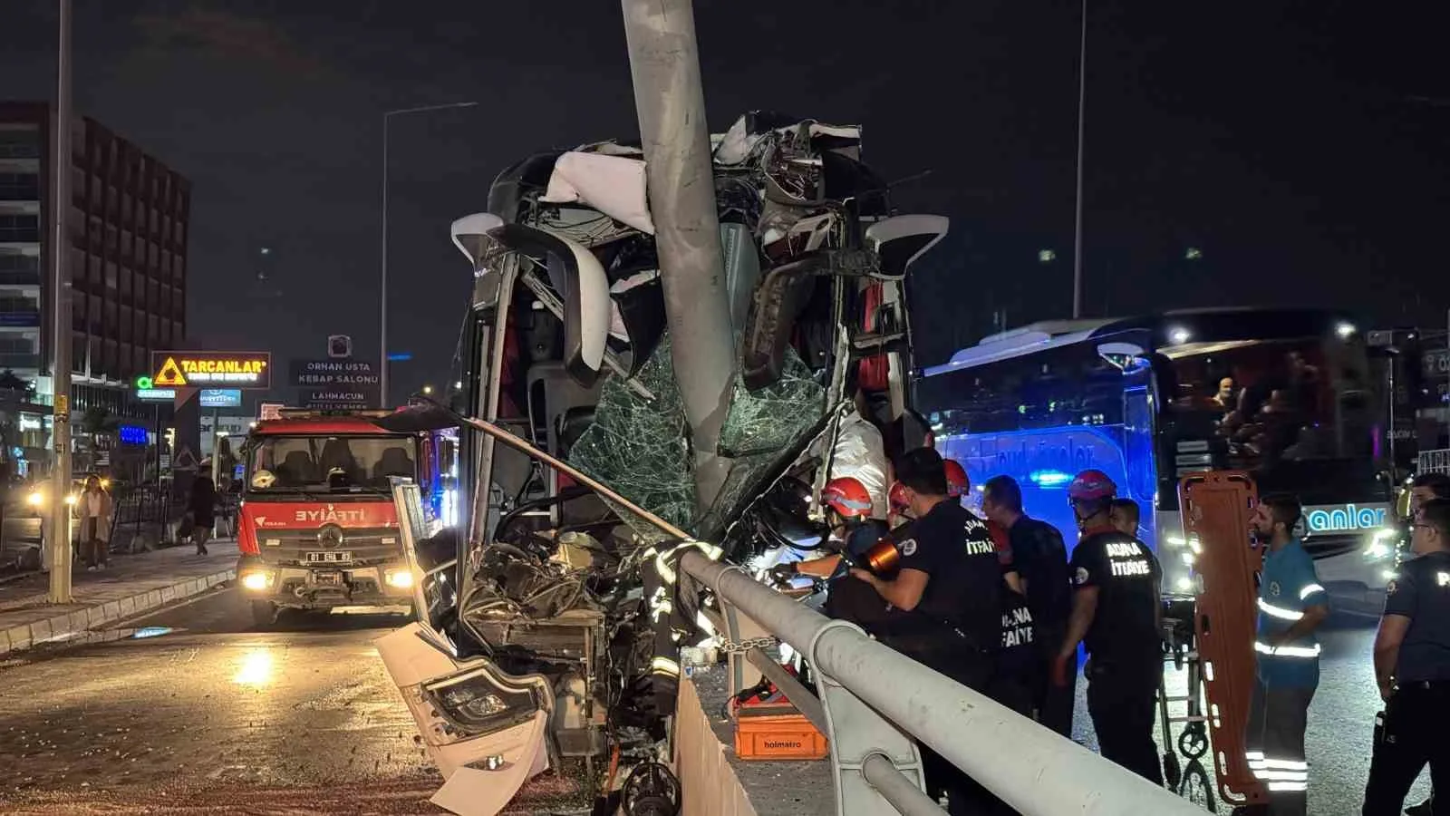 ADANA'DA KONTROLDEN ÇIKAN YOLCU OTOBÜSÜ ÖNCE TABELA DİREĞİNE ARDINDAN ALT GEÇİT DUVARINA ÇARPTI. KAZADA YARALANAN 11 KİŞİ HASTANELERE KALDIRILDI.