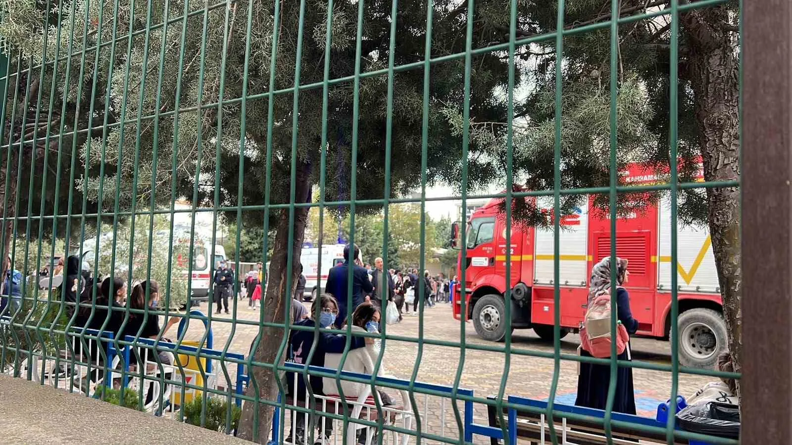 KAHRAMANMARAŞ’TA OKUL YANINDAKİ İNŞAAT ÇALIŞMASI SIRASINDA GAZ SIZINTISINDAN ETKİLENEN ÖĞRENCİLER AMBULANSLARLA HASTANEYE SEVK EDİLDİ. TEDBİREN 2 OKUL TAHLİYE EDİLDİ.
