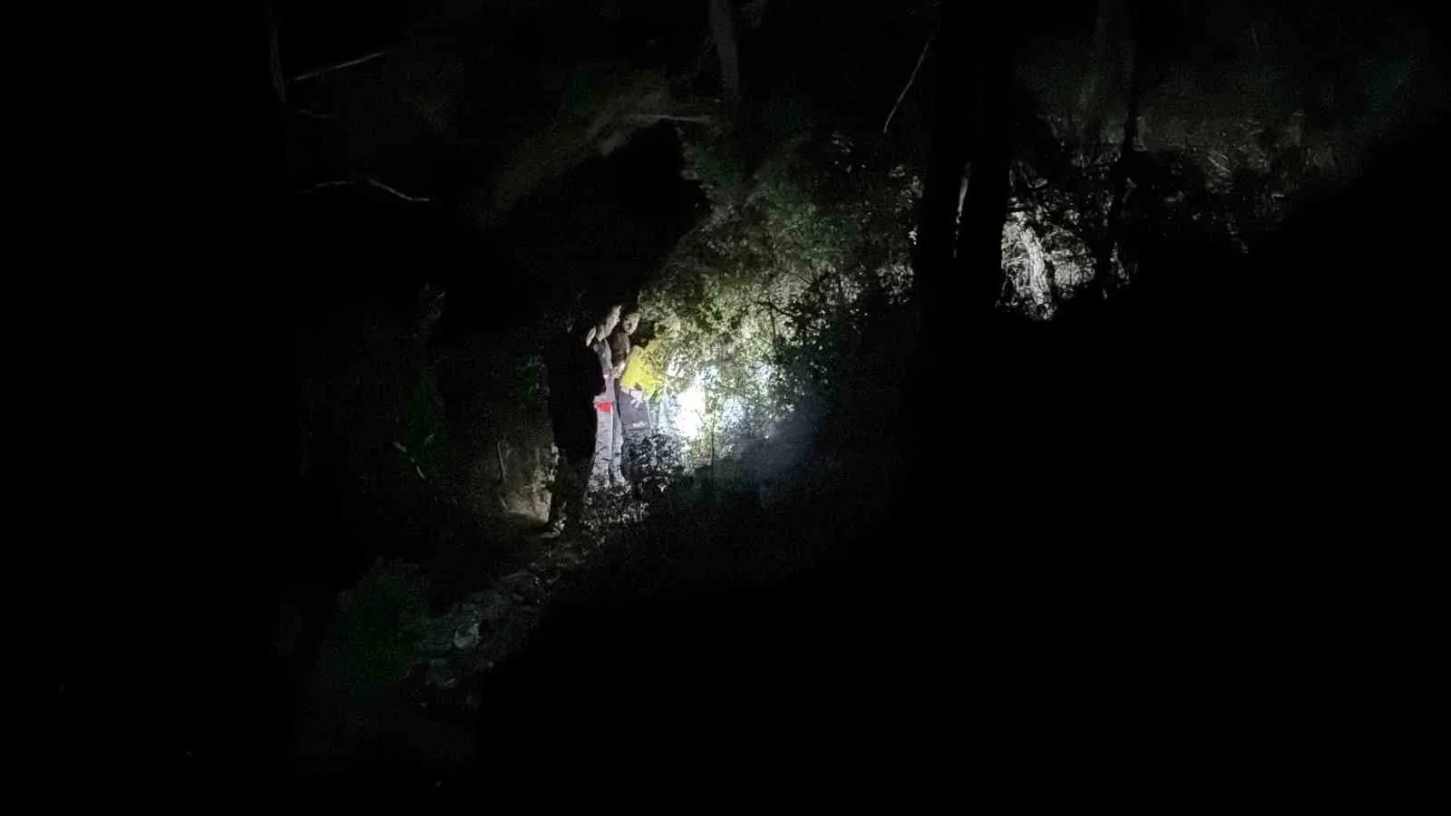 ANTALYA’NIN GAZİPAŞA İLÇESİNDE 20 YAŞINDAKİ GENÇ YOL KENARINDA ÖLÜ BULUNDU.