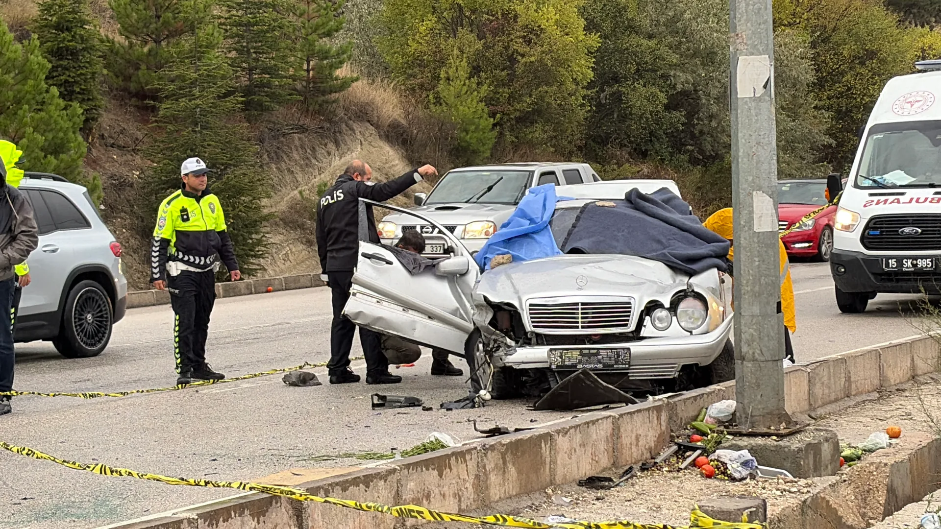 Burdur'da otomobil karşı şeride geçti: 1 ölü, 4 yaralı — fotoğraf 6